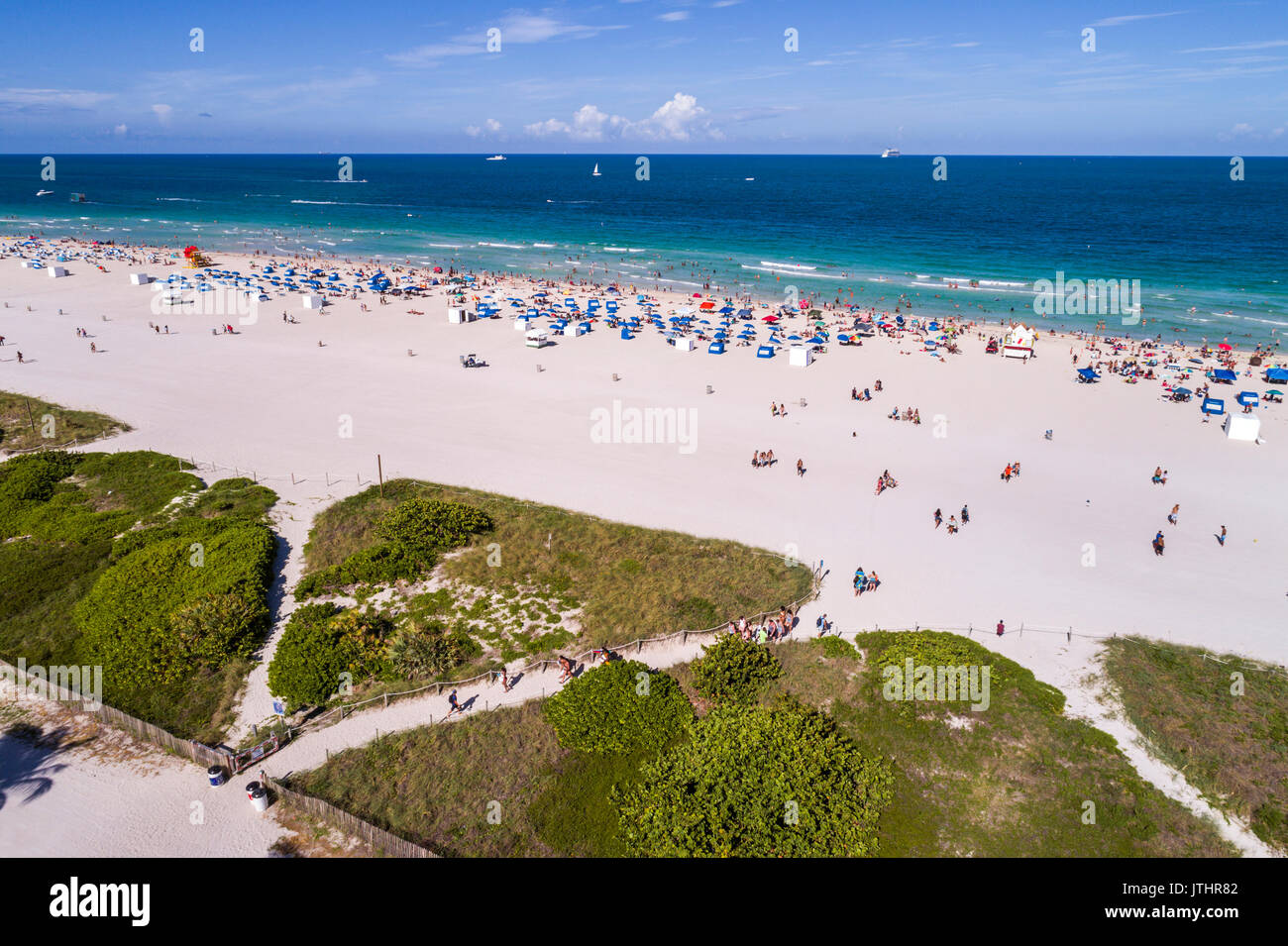 Miami Beach Florida, Luftaufnahme von oben, oben, von oben, Atlantik, Sand, Sonnenanbeter, FL17080601d Stockfoto