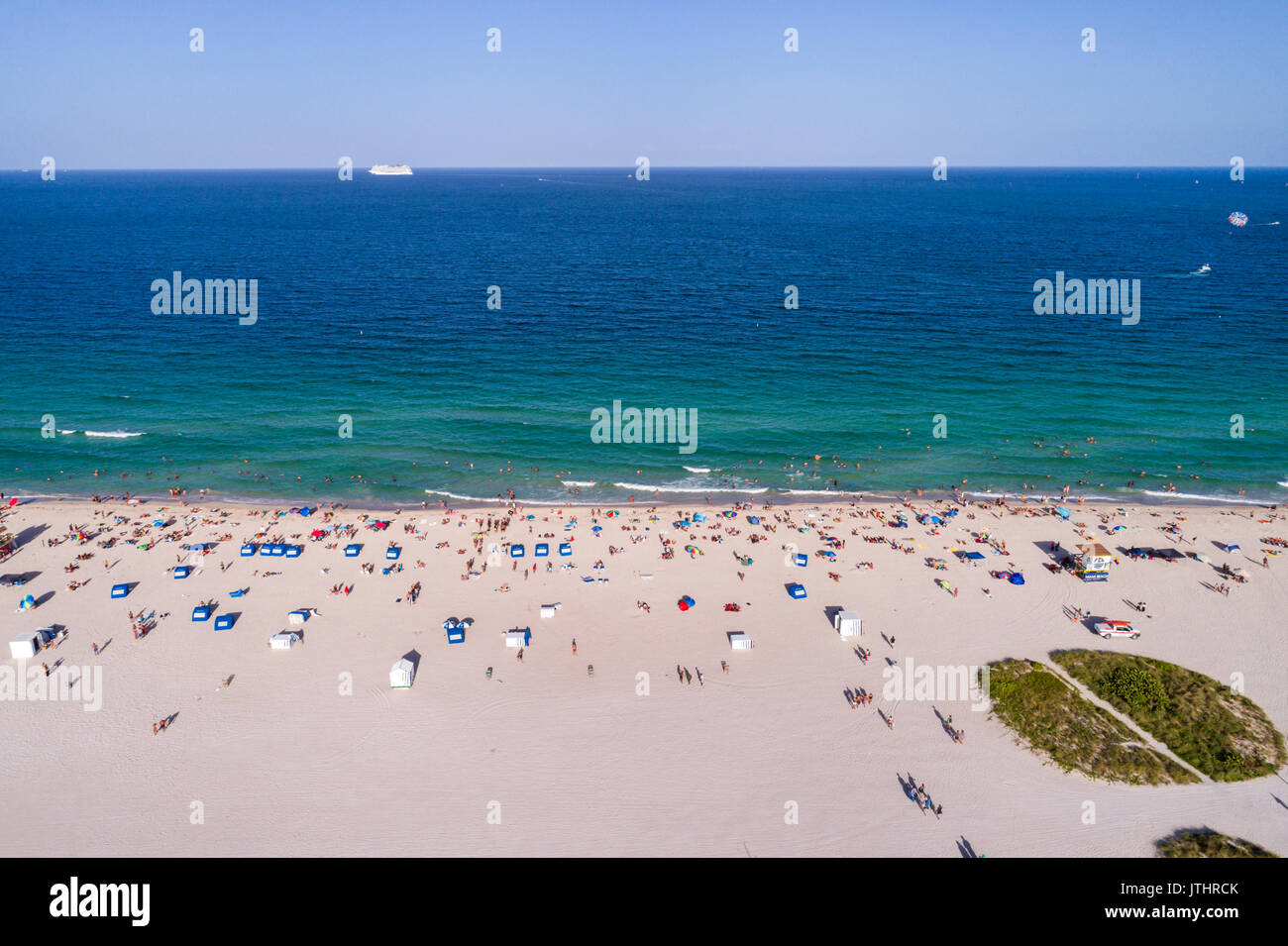 Miami Beach Florida, Luftaufnahme von oben, oben, von oben, Atlantik, Sand, Sonnenanbeter, FL17080603d Stockfoto