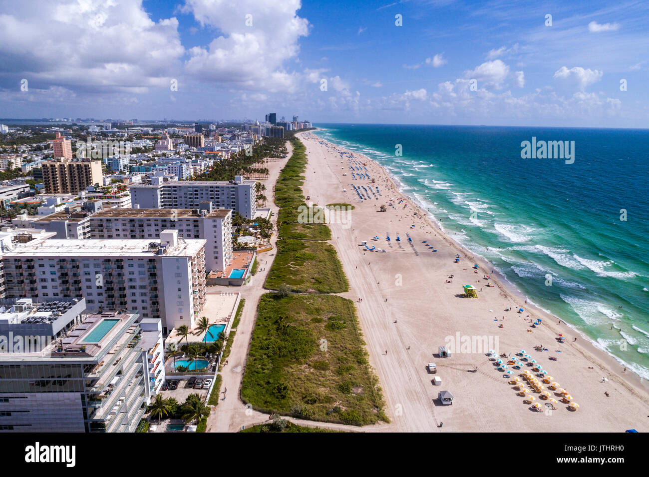 Miami Beach Florida, Luftaufnahme von oben, von oben, von oben, Atlantik, Sand, Sonnenanbeter, Wohnkondominium Gebäude, FL17080605d Stockfoto