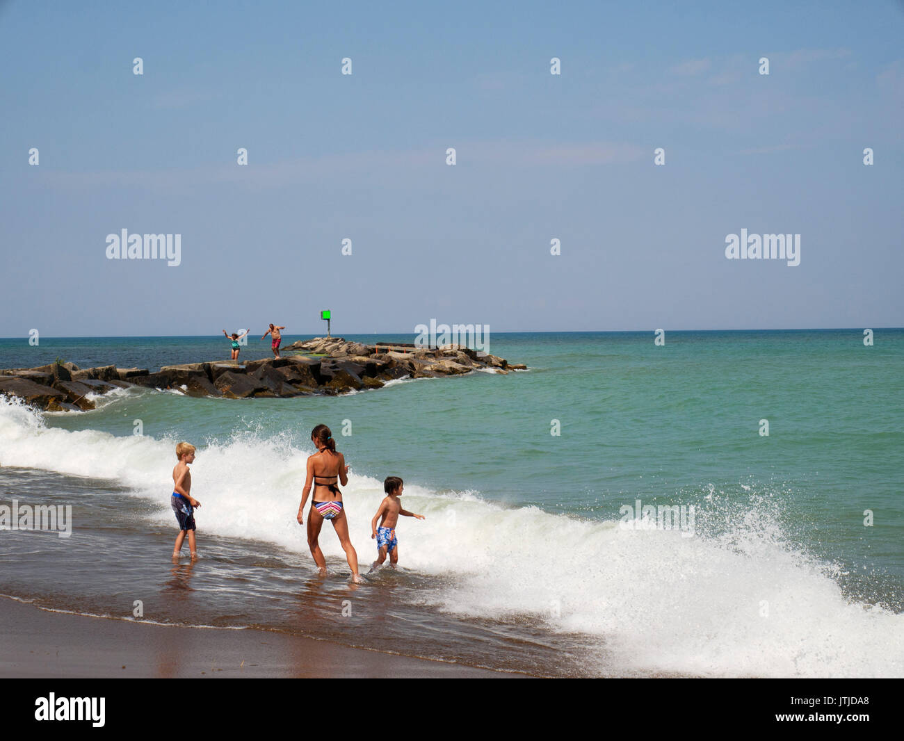 Beachgoers spielen am Lake Michigan Beach, New Buffalo, Michigan. Stockfoto