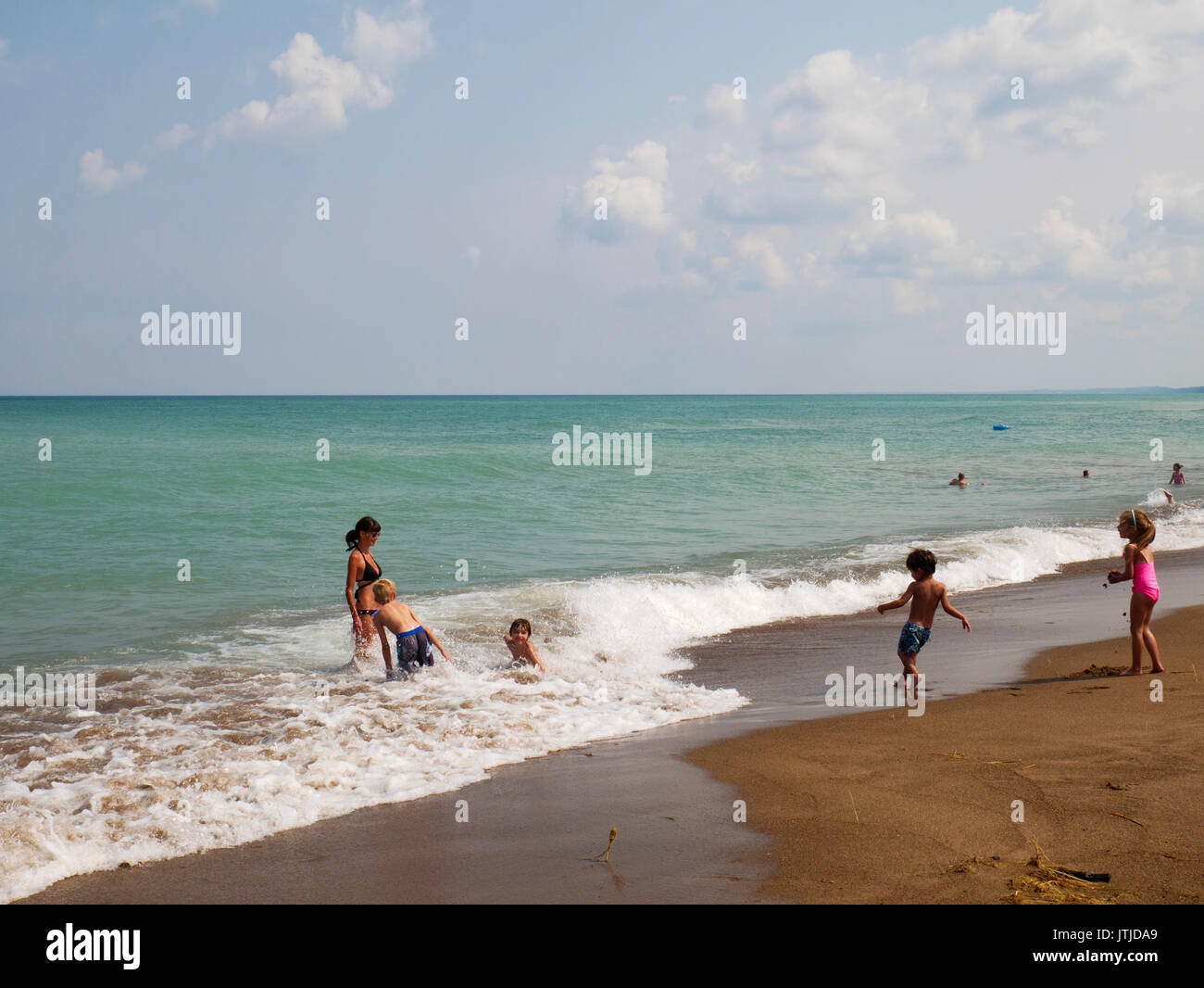 Beachgoers spielen am Lake Michigan Beach, New Buffalo, Michigan. Stockfoto