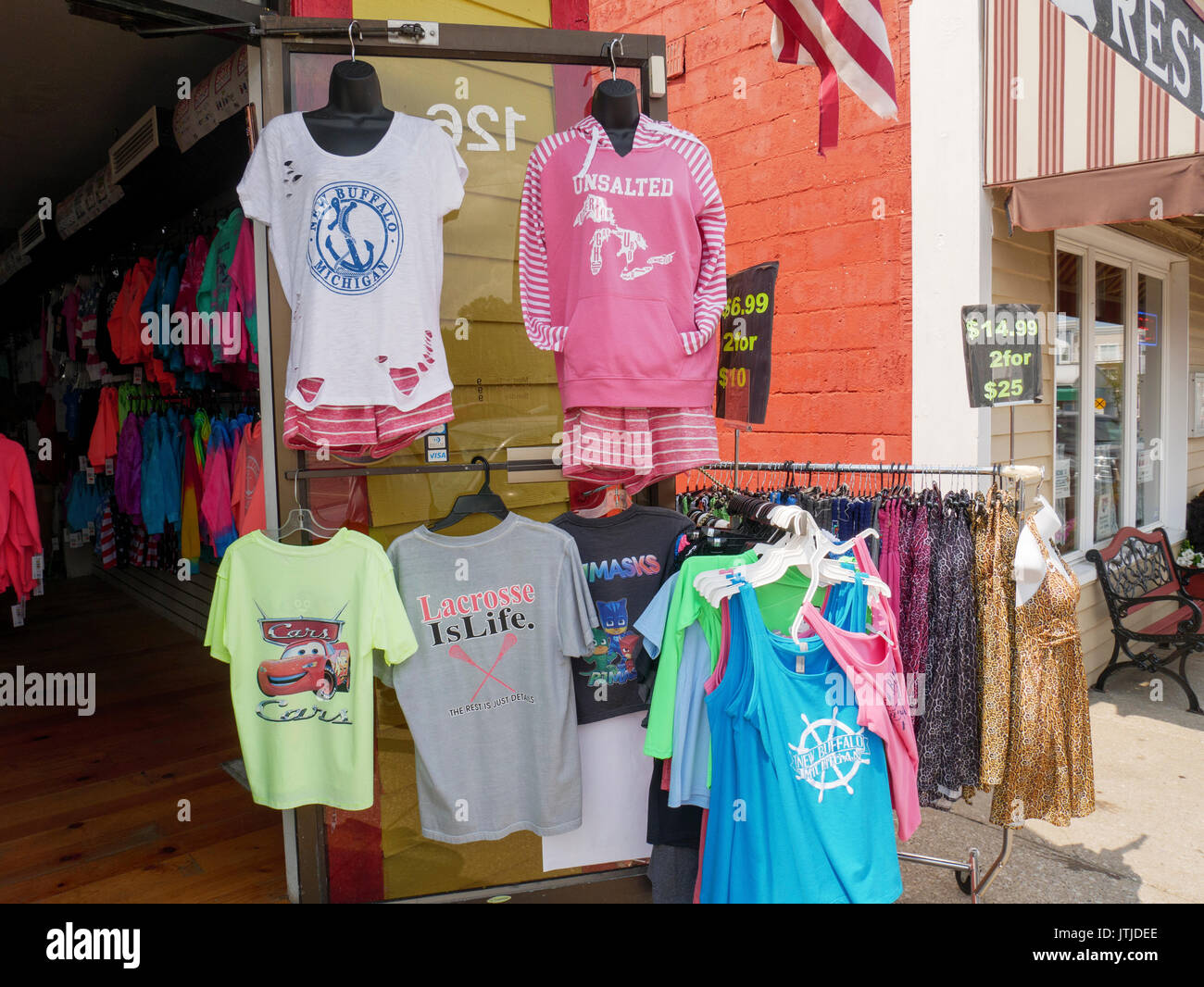 T-Shirts und Tops für Verkauf. Surf Shop, New Buffalo, Michigan. Stockfoto