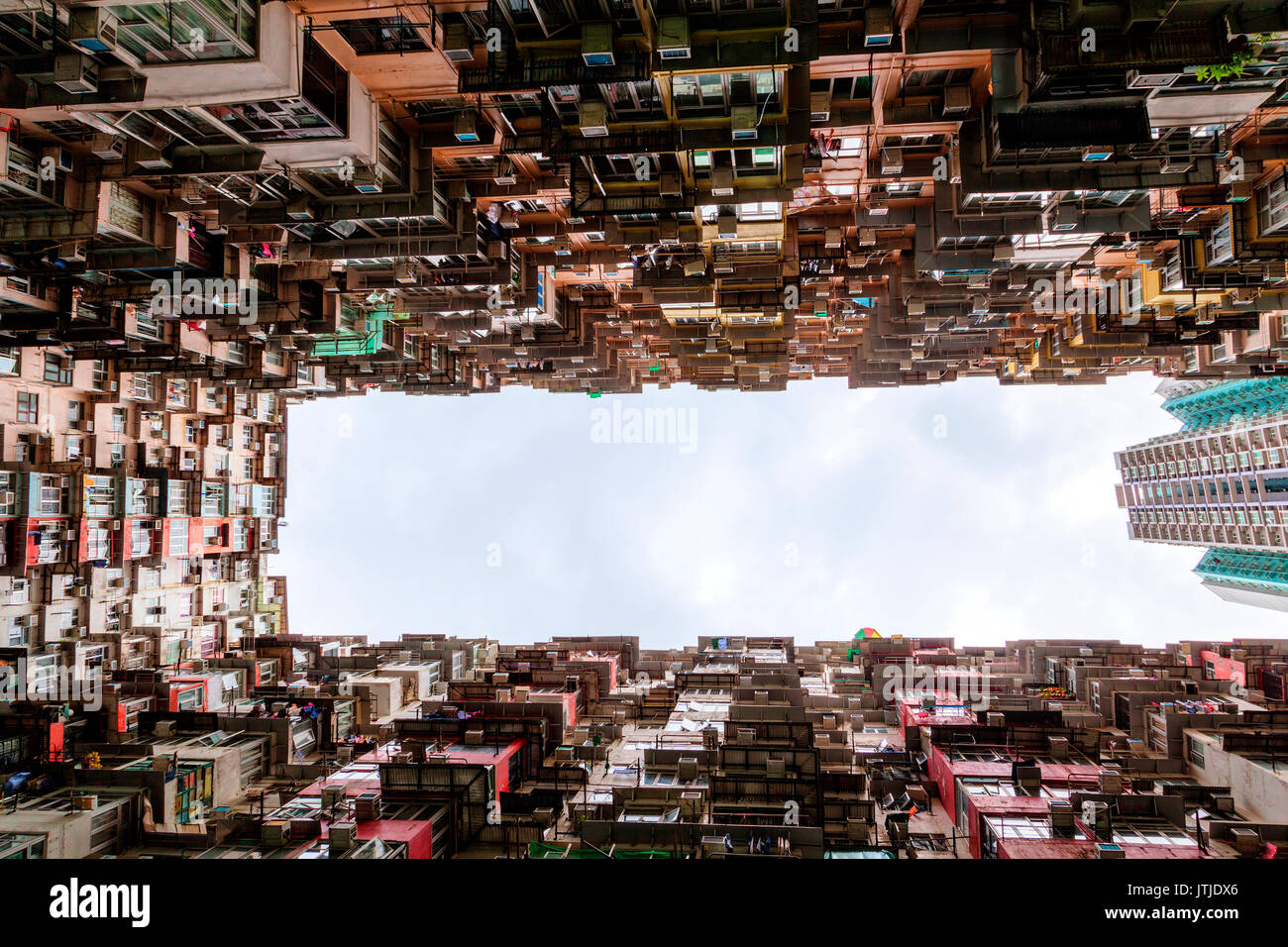 Bottoms up Blick auf überfüllten Gehäuse in Hong Kong's alte Wohnviertel von Quarry Bay. Mit einer Bevölkerung von über 7 Millionen, Hong Kong ist eine o Stockfoto