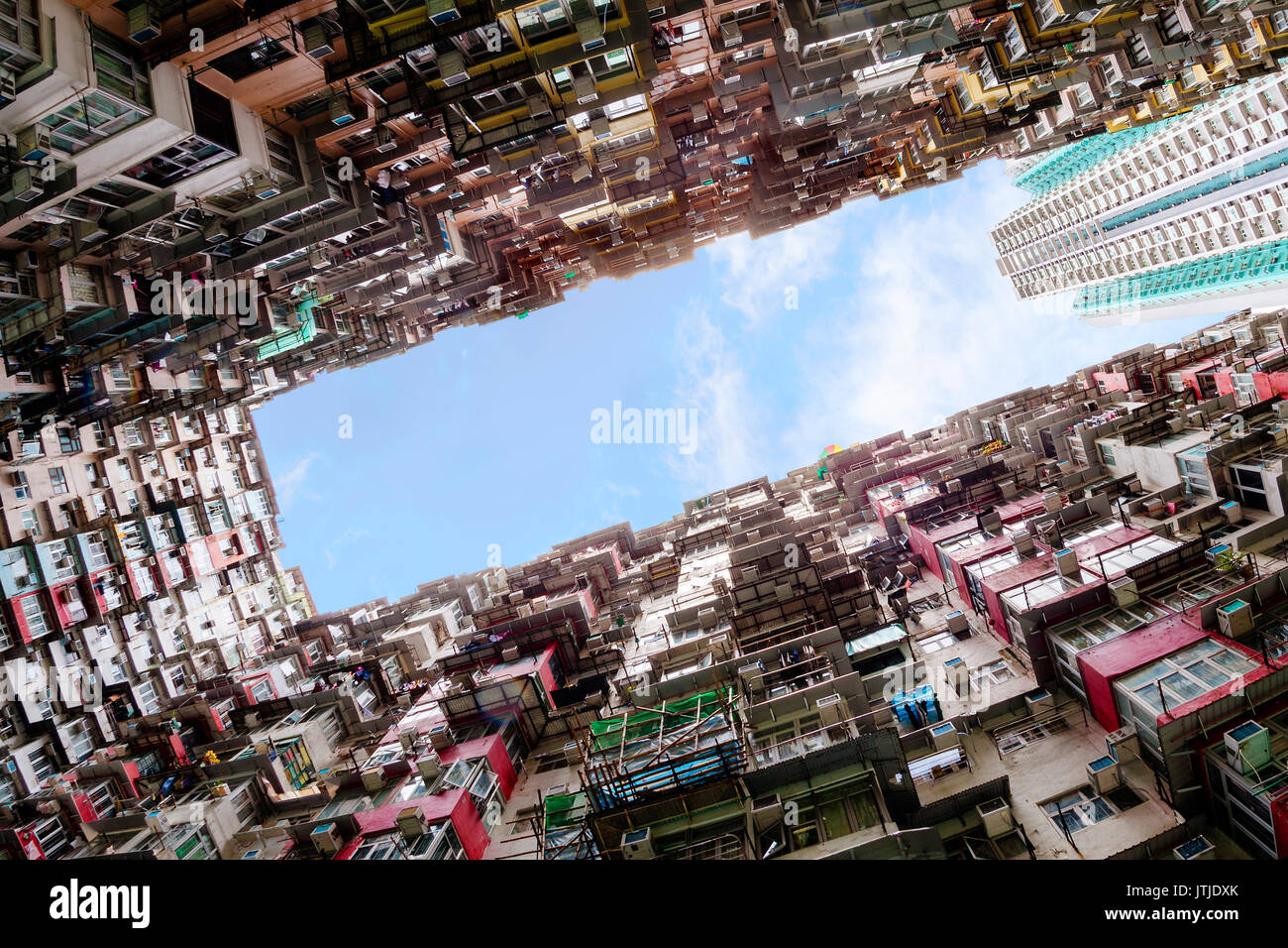 Bottoms up Blick auf überfüllten Gehäuse in Hong Kong's alte Wohnviertel von Quarry Bay. Mit einer Bevölkerung von über 7 Millionen, Hong Kong ist eine o Stockfoto