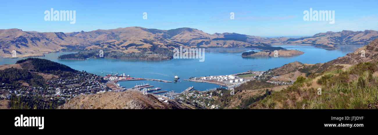 Einen herrlichen weiten Blick über Lyttleton Hafen und Hafen an einem herbstmorgen von der Gondel an der Oberseite der Port Hills, Christchurch, Canterbury, New Stockfoto