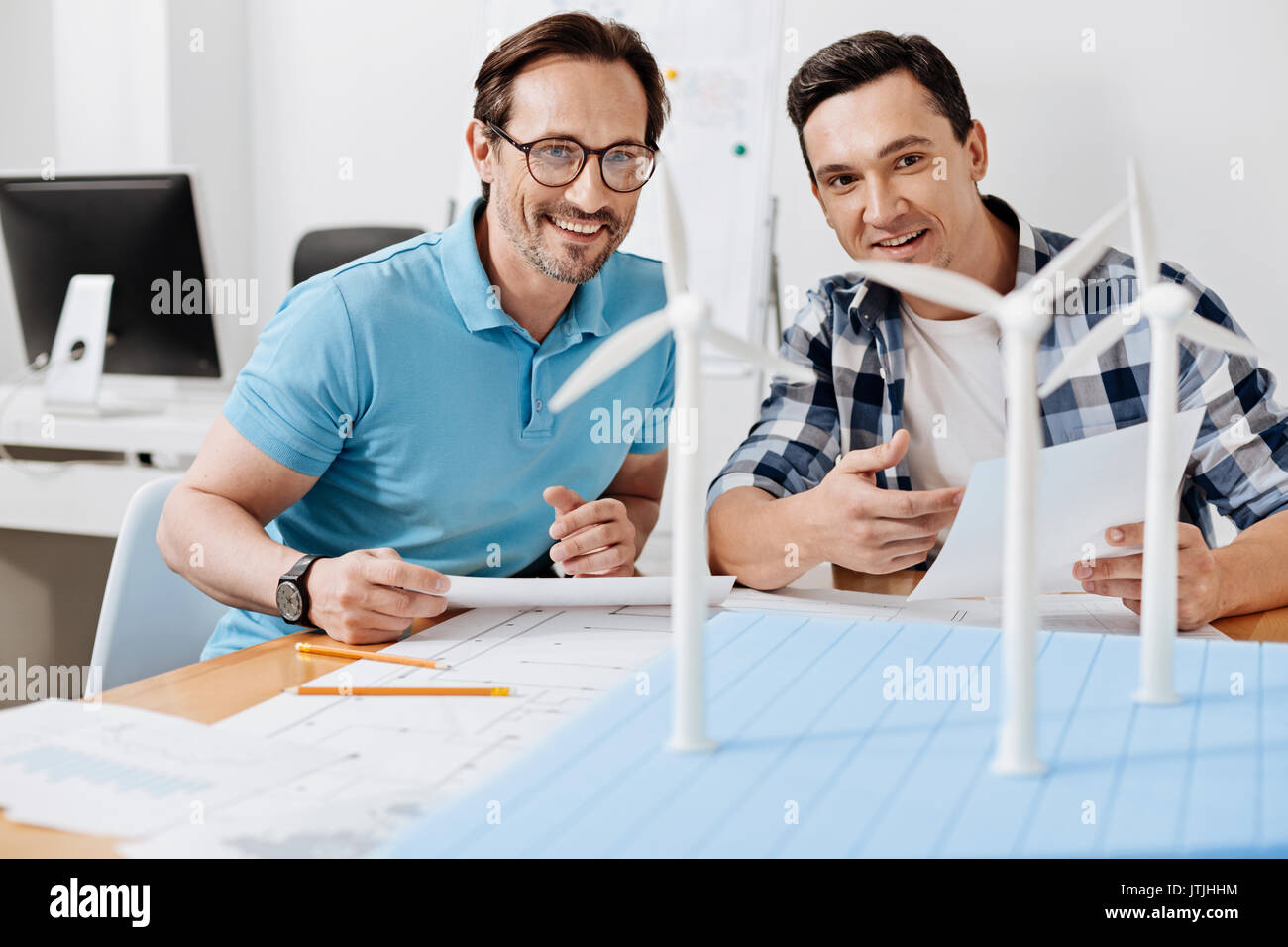 Junge Männer die Prüfung der Windenergieanlage Modelle Bau Stockfoto
