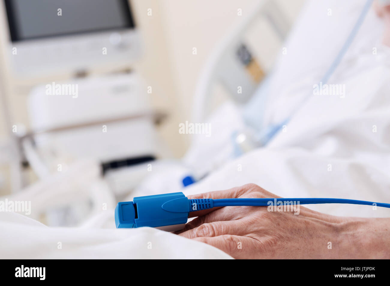 Fragile kranke Frau gerät, die Ihren Puls überwachen Stockfoto