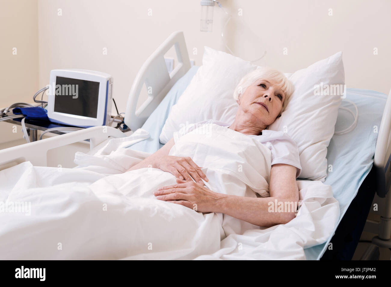 Gefährdete besorgt Frau einsam im Krankenhaus Stockfoto