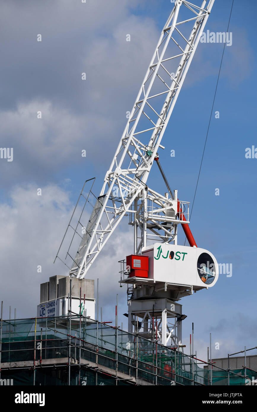 JOST Turmkran auf der Baustelle in Tower Hill, London. J Reddington Commercial Street Projekt Stockfoto