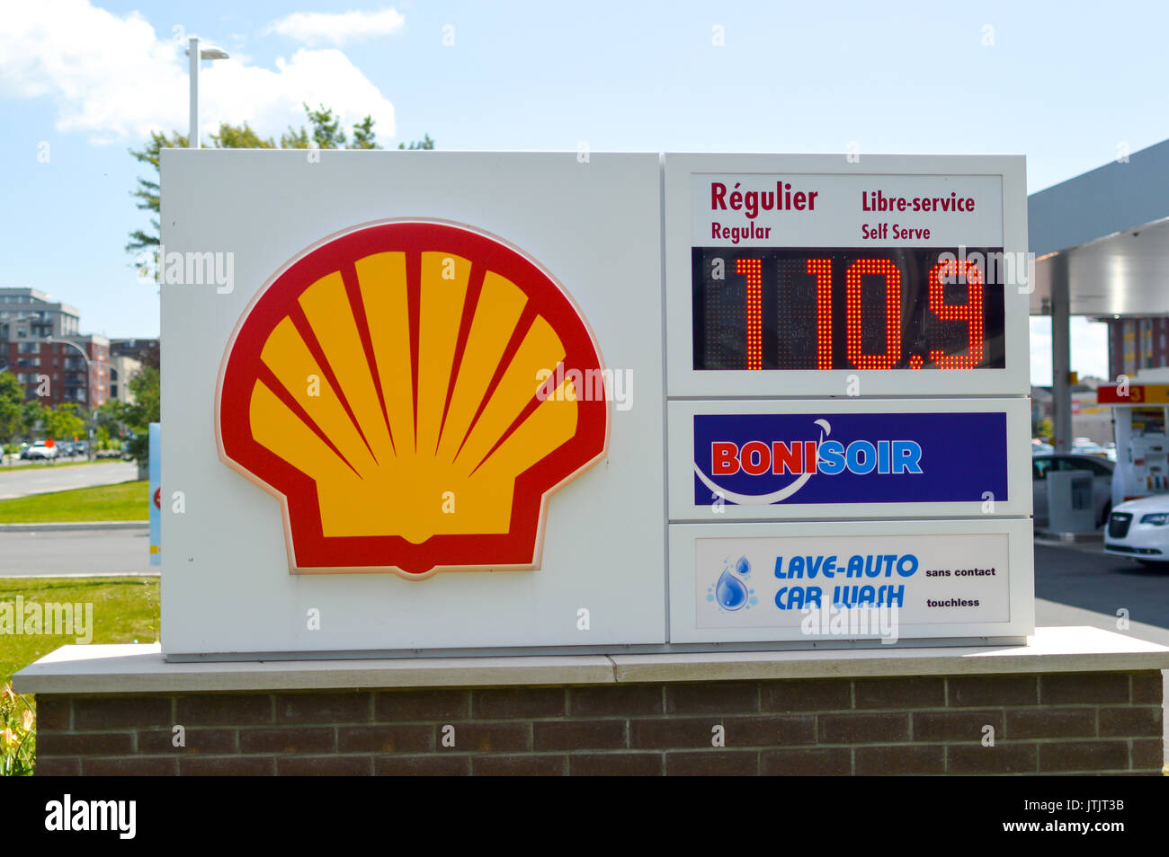 Montreal, Kanada - 8 August, 2017: Shell Logo auf einer Tankstelle. Shell sind eine globale Gruppe von Energie und Petrochemie Unternehmen mit Ca. 87.000 Beschäftigen Stockfoto