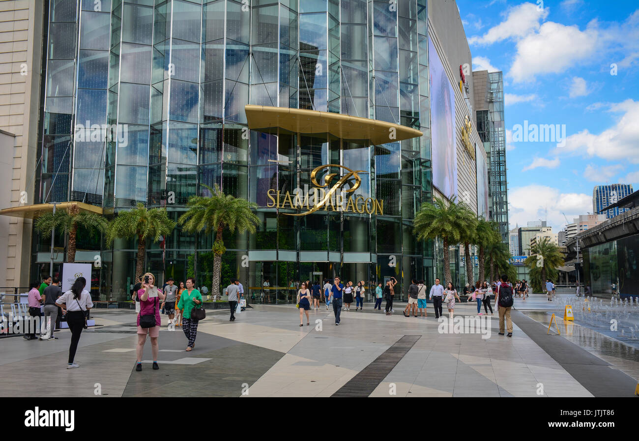 Bangkok, Thailand - 15.Juni 2016. Viele Menschen wandern im Siam Paragon in Bangkok, Thailand. Bangkok Sehenswürdigkeiten und das Leben in der Stadt an verschiedenen Stockfoto