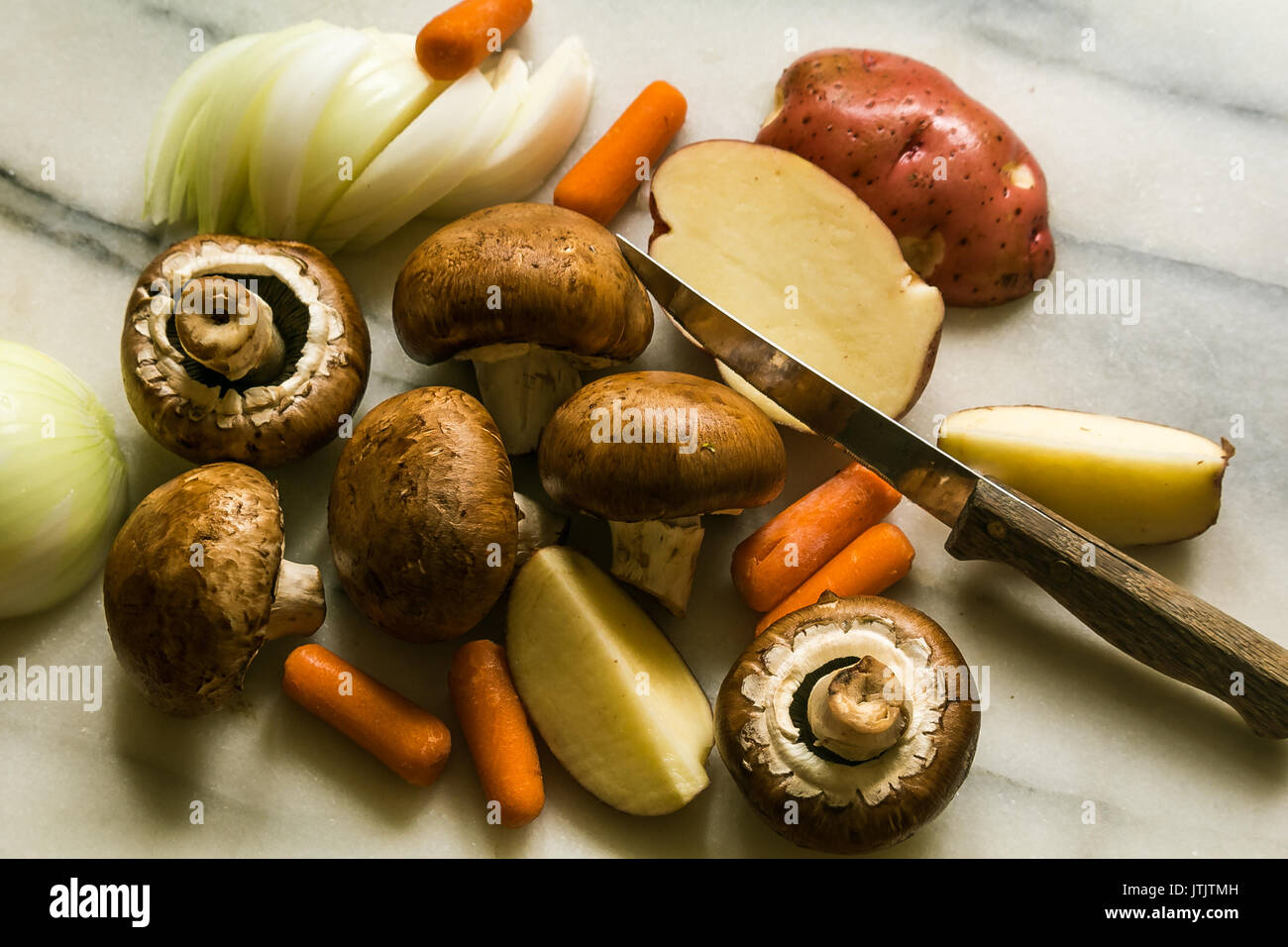 Zutaten für Pilzsuppe sitzen auf einem Schneidebrett Stockfoto