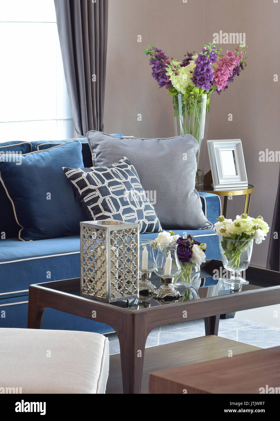 Romantische Kerze mit Beige und Blau moderne klassische Sofa im warmen Wohnzimmer gesetzt Stockfoto