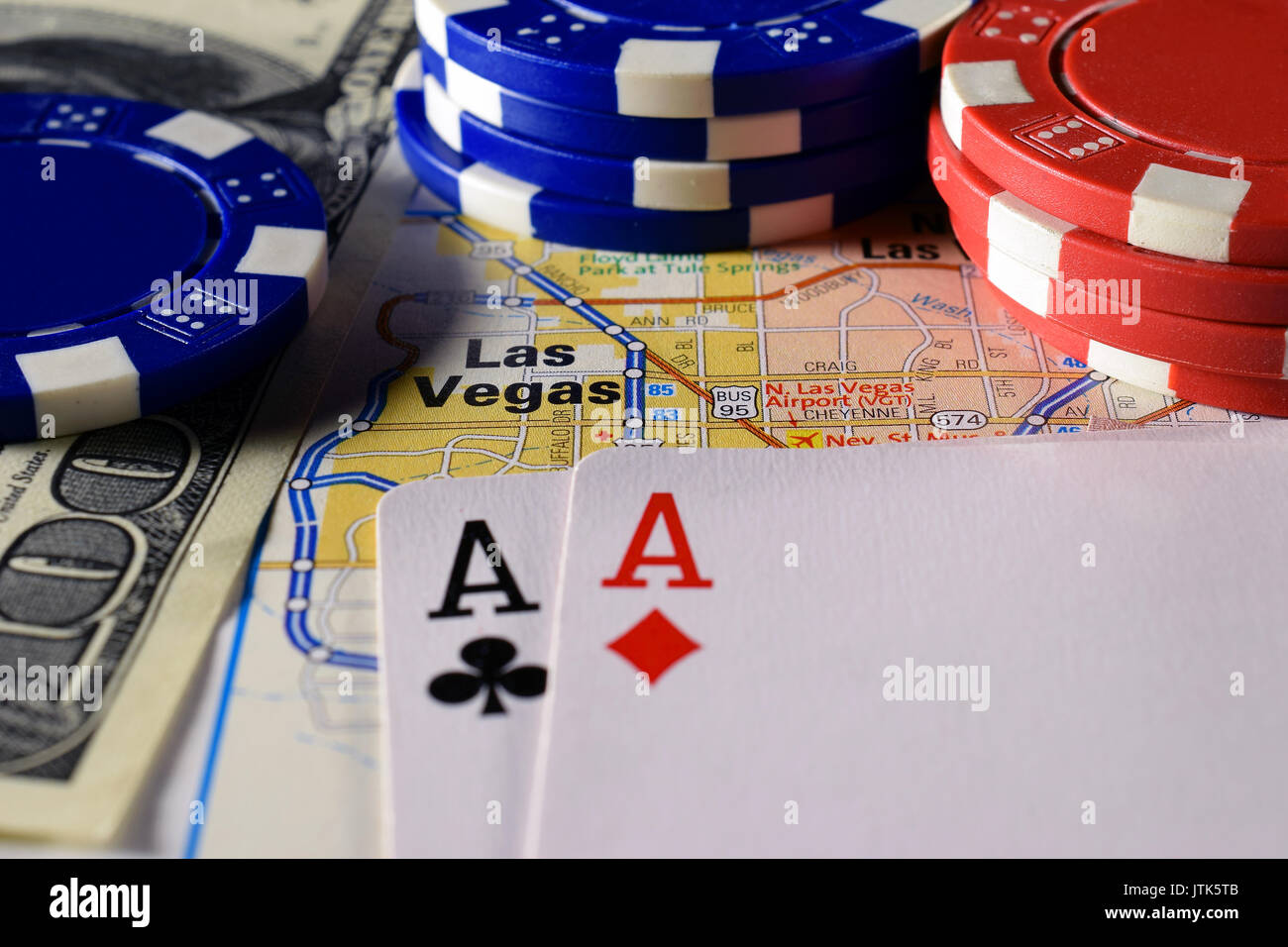 Las Vegas Karte mit Geld, poker chips und ein Paar Asse Spielkarten. Bild horizontal. Stockfoto