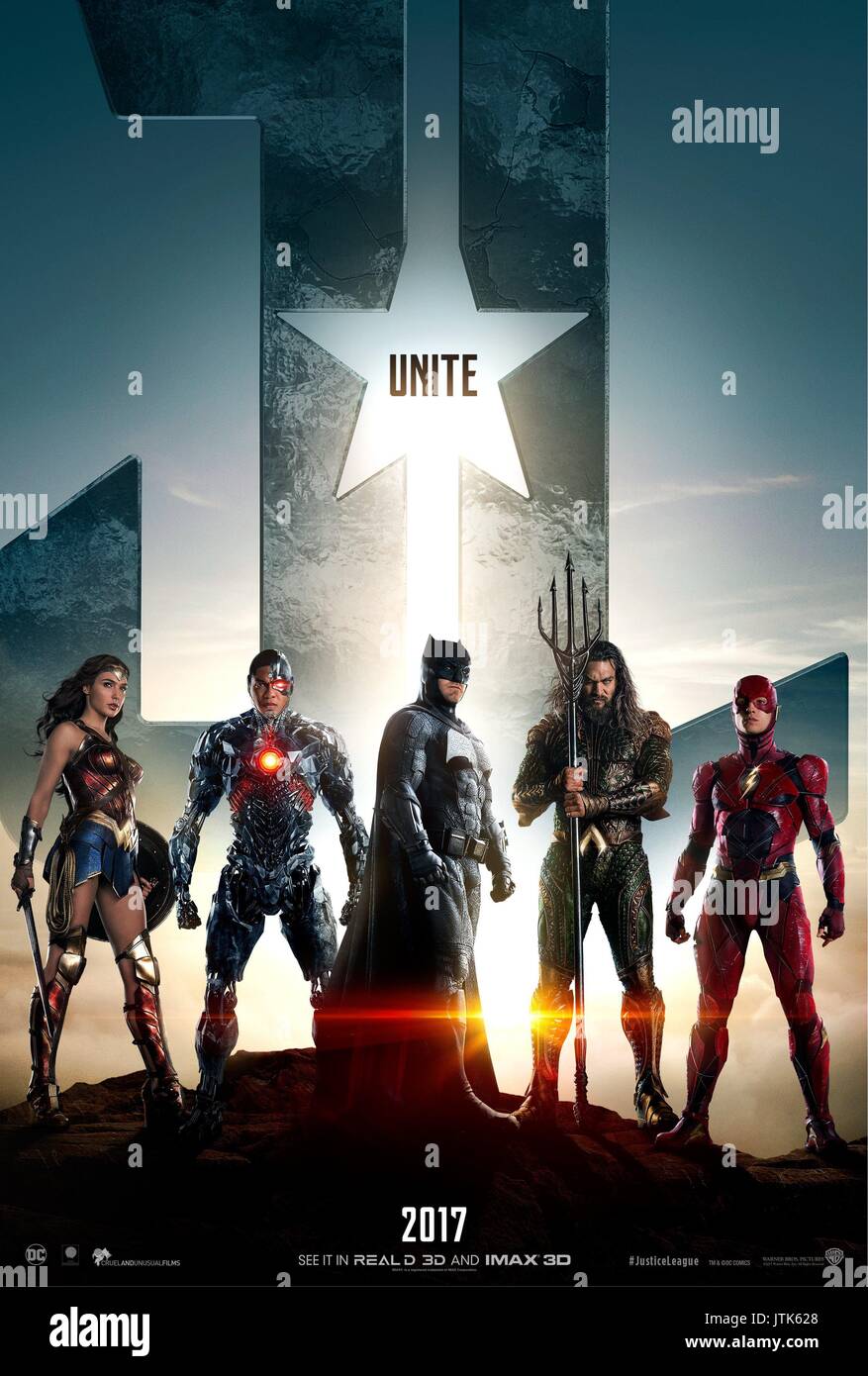 RELEASE DATE: November 17, 2017 TITEL: Justice League STUDIO: DC Entertainment Regie: Zack Snyder PLOT: durch seinen Glauben an die Menschheit wieder getankt und durch selbstlose Handeln inspiriert von Superman, Bruce Wayne wirbt der Hilfe seiner neu gefundenen Verbündeten, Diana Prince, die zu einer noch stärkeren Feind hin. In den Hauptrollen: Ezra Miller als Barry Allen/Flash, Ben Affleck als Bruce Wayne/Batman, Gal Gadot als Diana Prince/Wonder Woman, Ray Fisher wie Victor Stein/Cyborg, Jason Momoa als Arthur Curry/Aquaman poster art (Credit Bild: © DC Unterhaltung/Entertainment Bilder) Stockfoto
