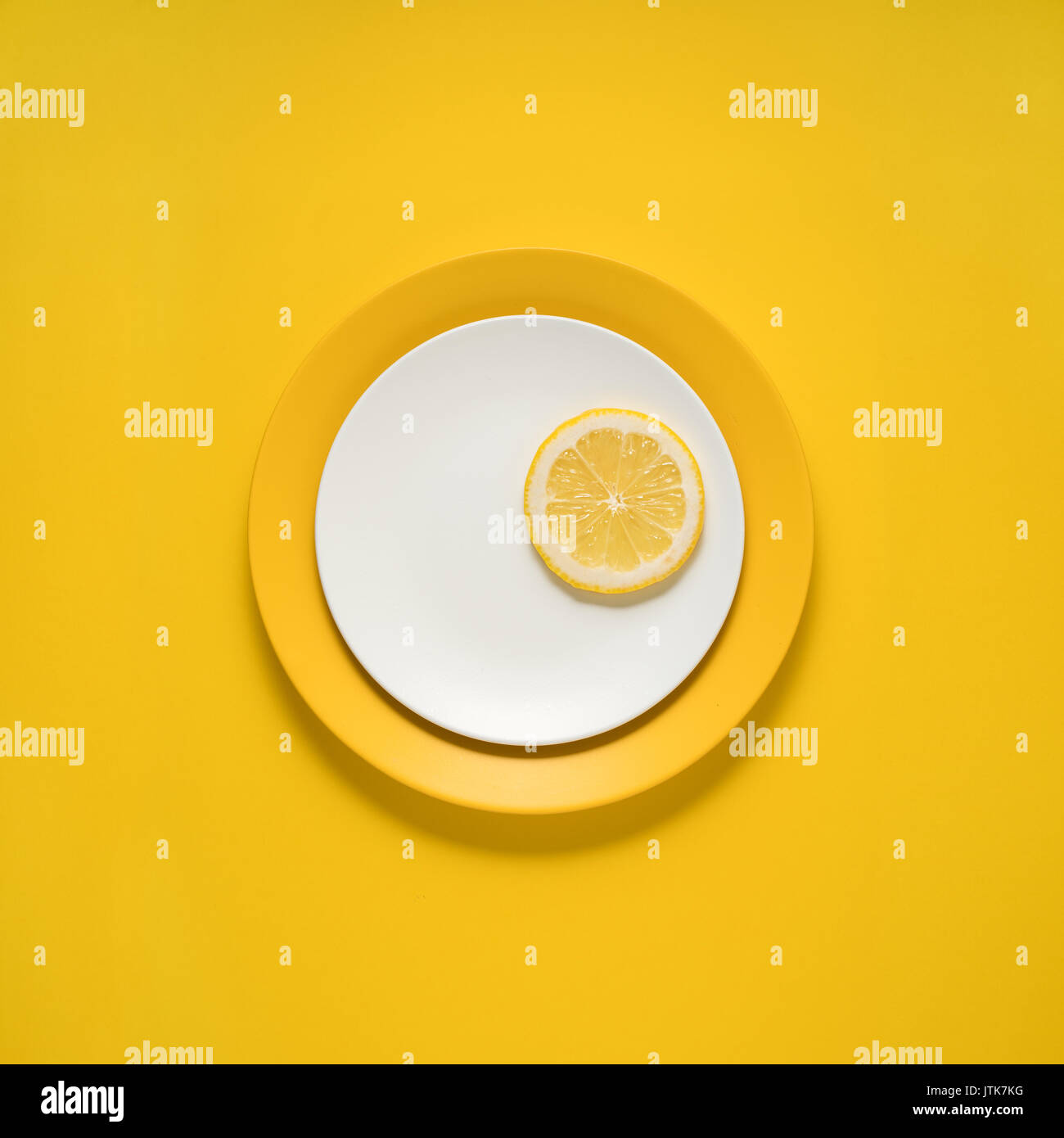 Kreatives Konzept Foto von Küchenutensilien, bemalte Teller mit Essen auf Sie auf gelben Hintergrund. Stockfoto