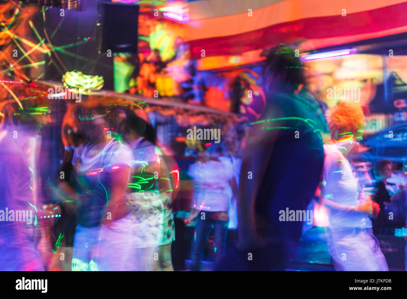 Leute, die Spaß in der Disco. Unschärfe-Effekt für eine künstlerische Note Stockfoto