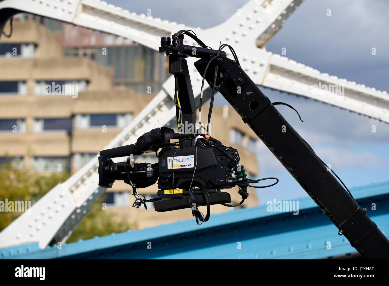 TV-Kamera für BBC-Berichterstattung über den Marathon der Leichtathletik-Weltmeisterschaft an der Ziellinie auf der Tower Bridge, London. Timeline TV. Canon Stockfoto