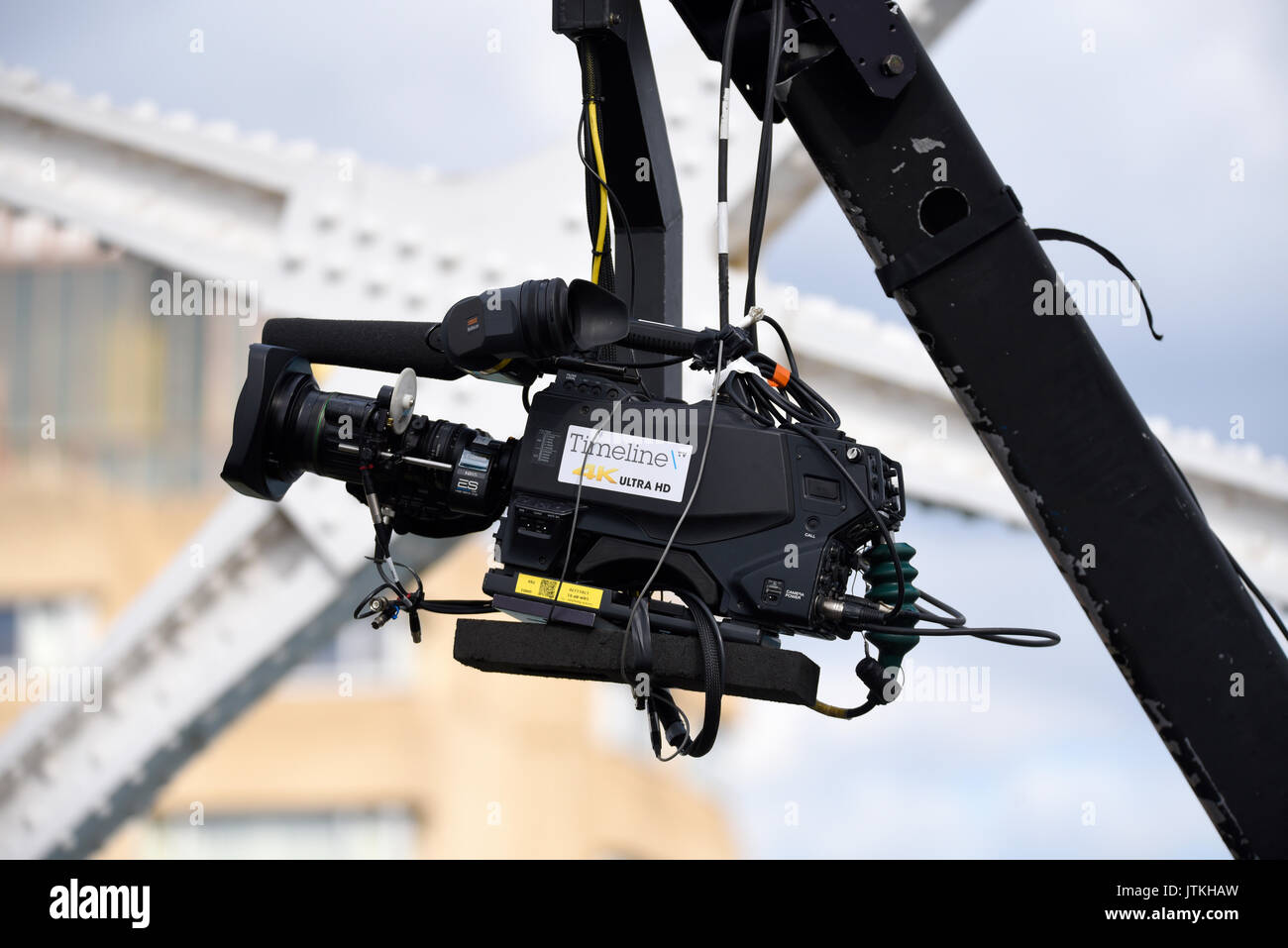 TV-Kamera für BBC-Berichterstattung über den Marathon der Leichtathletik-Weltmeisterschaft an der Ziellinie auf der Tower Bridge, London. Timeline TV. Canon Stockfoto