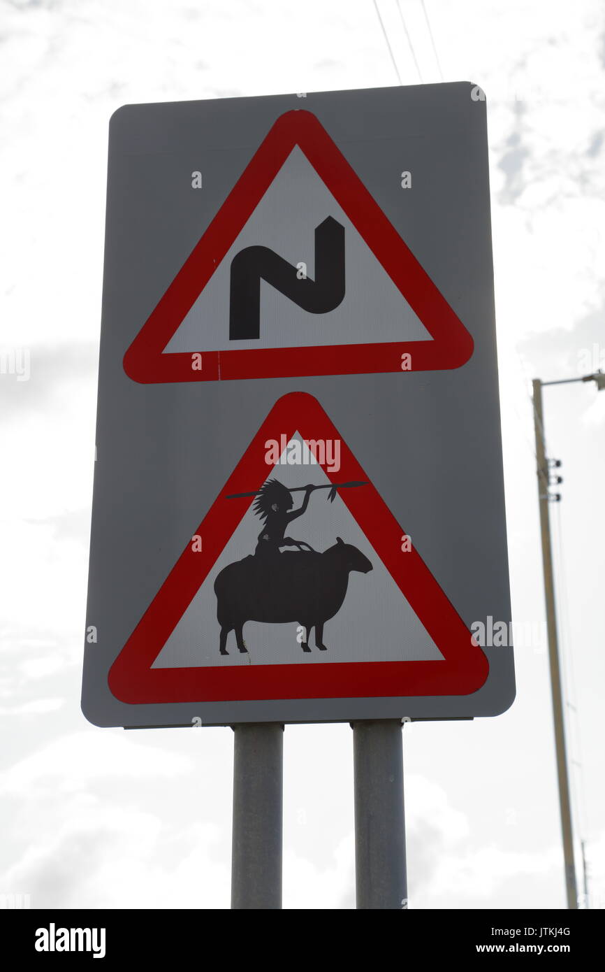 Eine lokale wag hat sehr clever dieses Schaf Warnschild angepasst, indem ein Fahrer eines ungewöhnlichen Stil, einmal gesehen, nie vergessen. Stockfoto