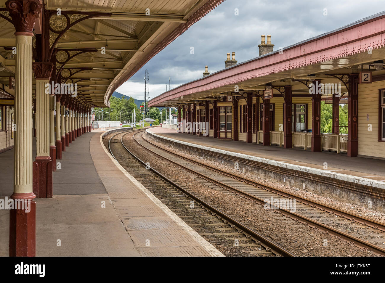 Raiway Linien durch die viktorianischen Bahnhof in Aviemore, Schottland. Stockfoto
