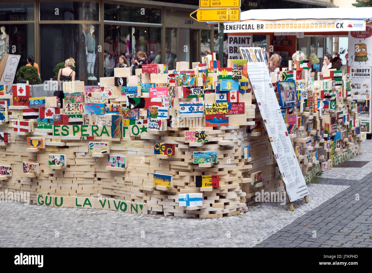 Vorteilhaft brick Initiative in Prag in die Gesellschaft zu helfen, geistig behinderte Menschen integrieren. Stockfoto