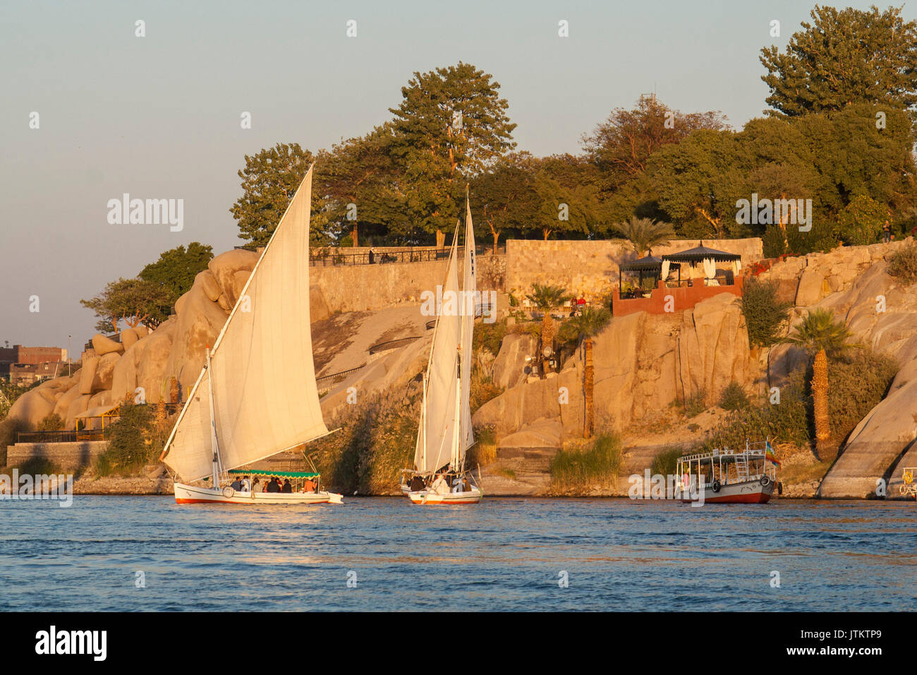 Feluccas vor der Insel Elephantine, Aswan. Stockfoto