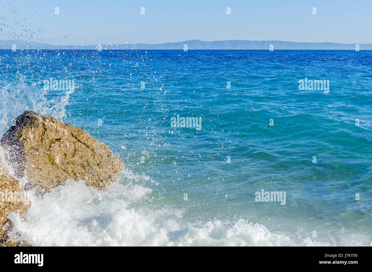 Sea Wave ist über Steine gebrochen. Stockfoto