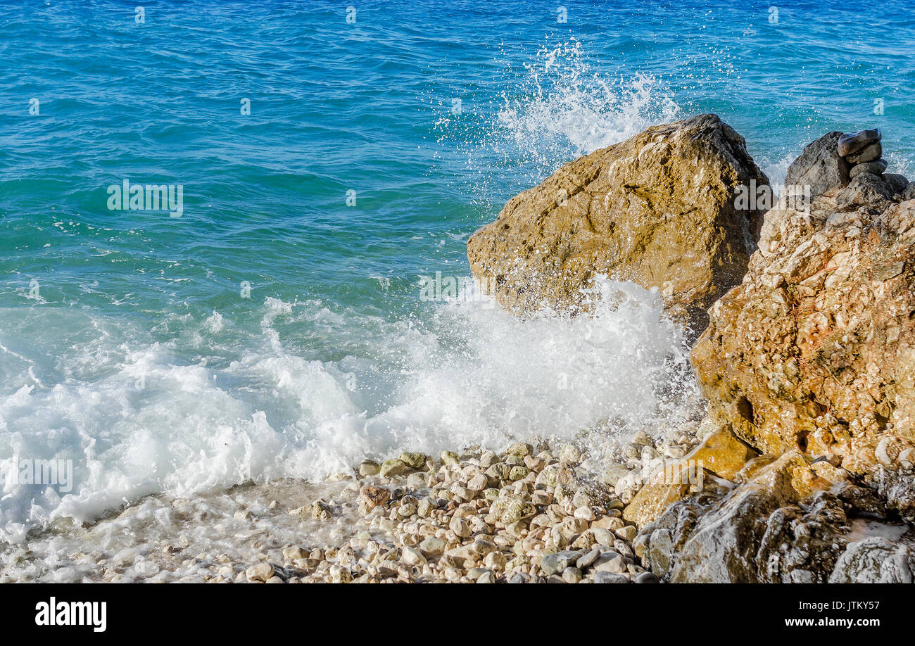 Sea Wave ist über Steine gebrochen. Stockfoto