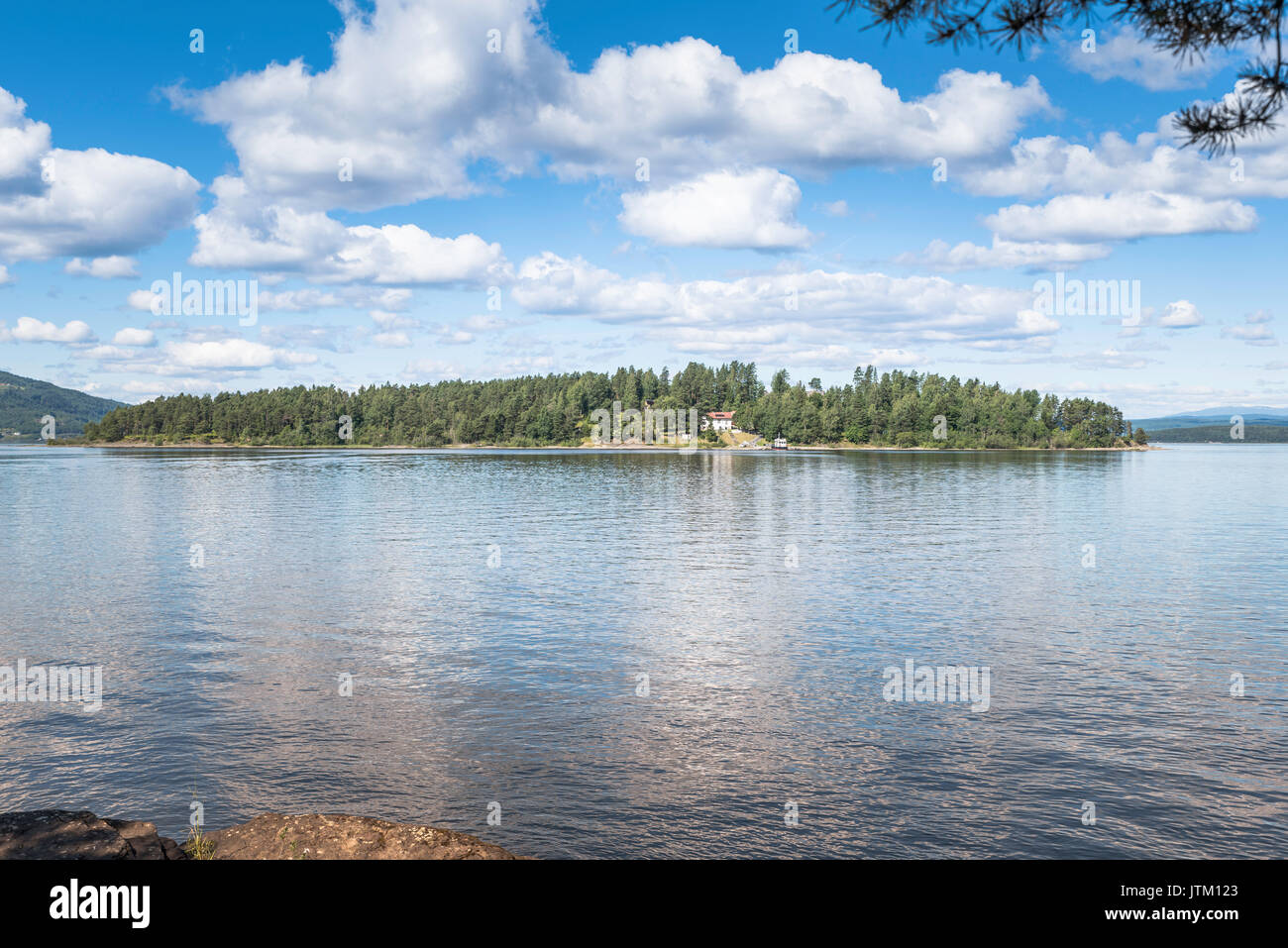 Utoya Insel mit grünem Wald und ein Haus in Norwegen in der Nähe von Oslo, wo Breitvik sho Stockfoto