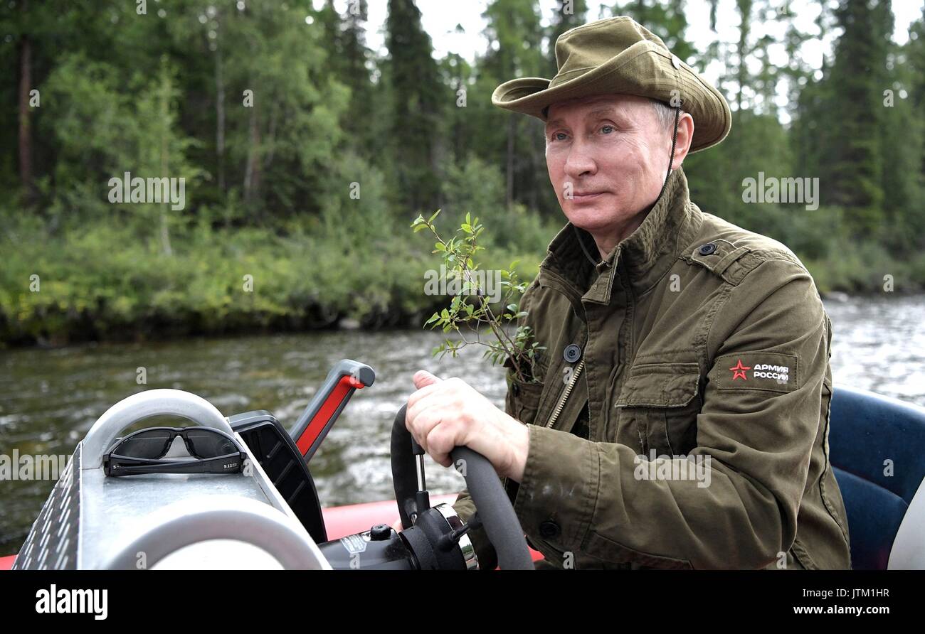 Der russische Präsident Wladimir Putin hinter das Lenkrad eines Motorboot nach dem Fischen auf einem entfernten See während ein Abenteuer in die sibirische Wildnis in der Nähe der mongolischen Grenze August 1-3, 2017 in der Tiva Republik, Russland. Stockfoto