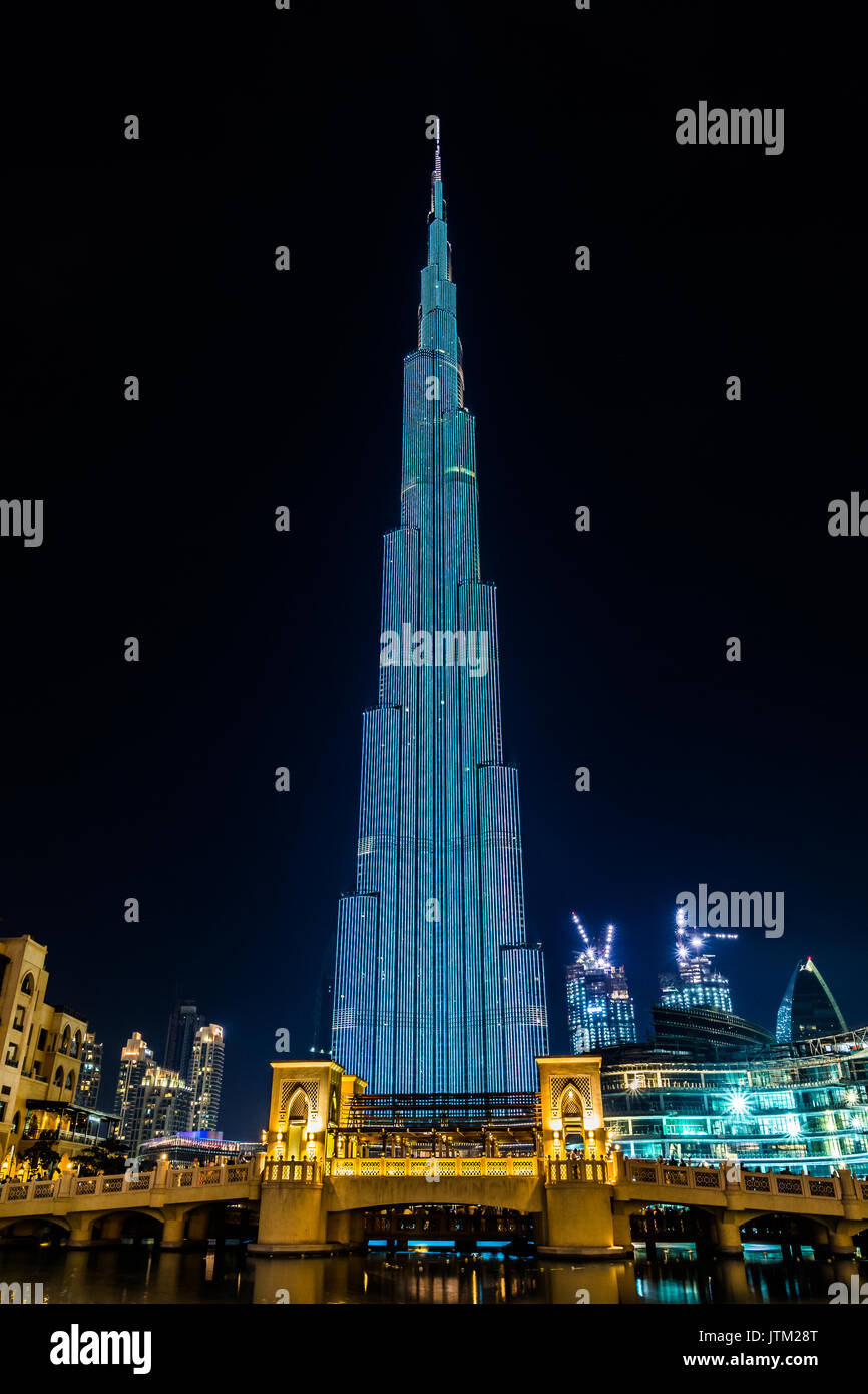 Blick auf den beleuchteten Burj Khalifa in der Nacht, Dubai, Vereinigte Arabische Emirate Stockfoto