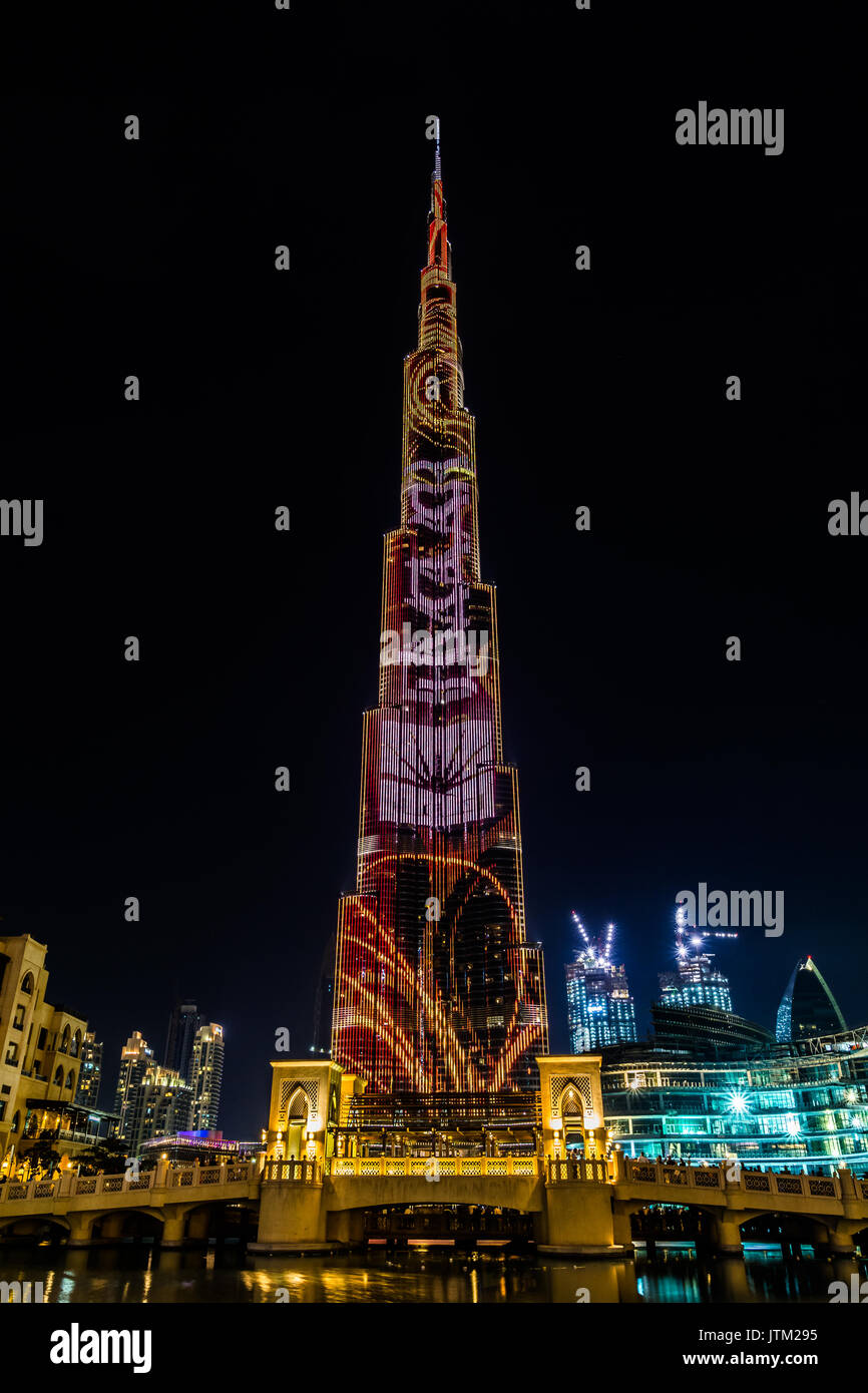Blick auf den beleuchteten Burj Khalifa in der Nacht, Dubai, Vereinigte Arabische Emirate Stockfoto