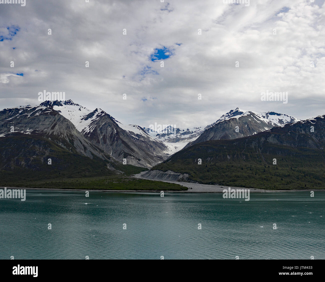 Bewölkter Himmel über schroffe Berge in John Hopkins Einlass, Glacier Bay National Park, Alaska Stockfoto