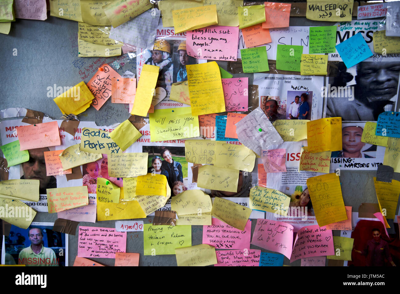 Grenfell Turm, West London. Folgen der Tragödie. Gedenkstätte für die Opfer des Feuers mit Nachrichten und Post-it Notizen Stockfoto