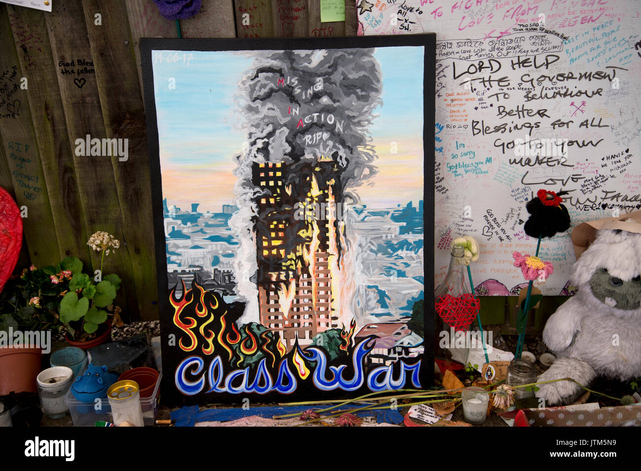 Grenfell Turm, West London. Folgen der Tragödie. Gedenkstätte für die Opfer des Brandes. Stockfoto