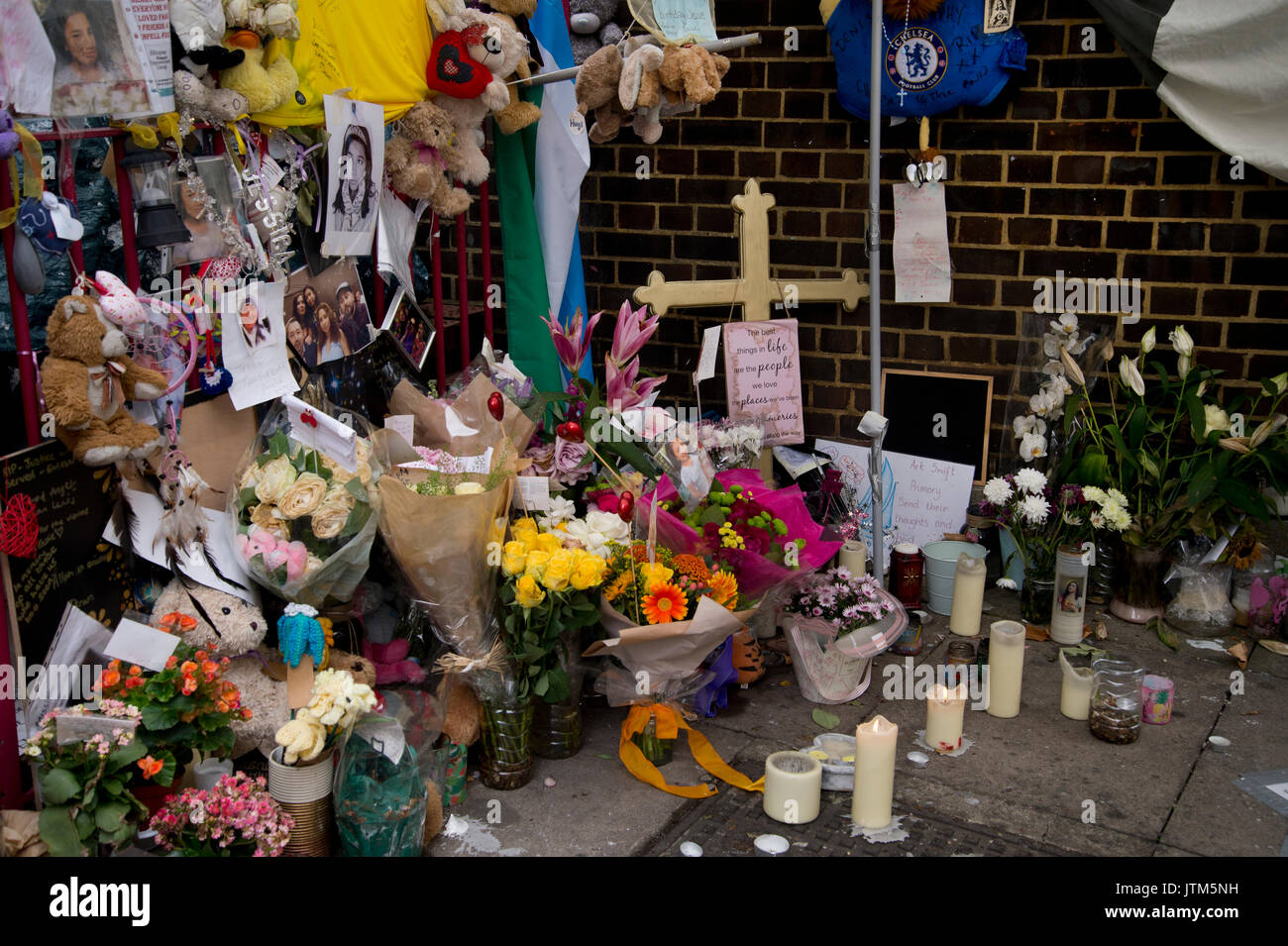 Grenfell Turm, West London. Folgen der Tragödie. Gedenkstätte für die Opfer des Brandes. Stockfoto