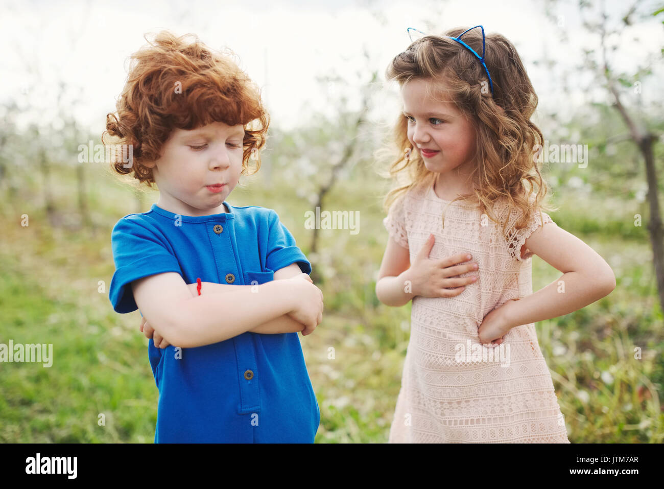 Kleinen Jungen und Mädchen im blühenden Garten Stockfoto