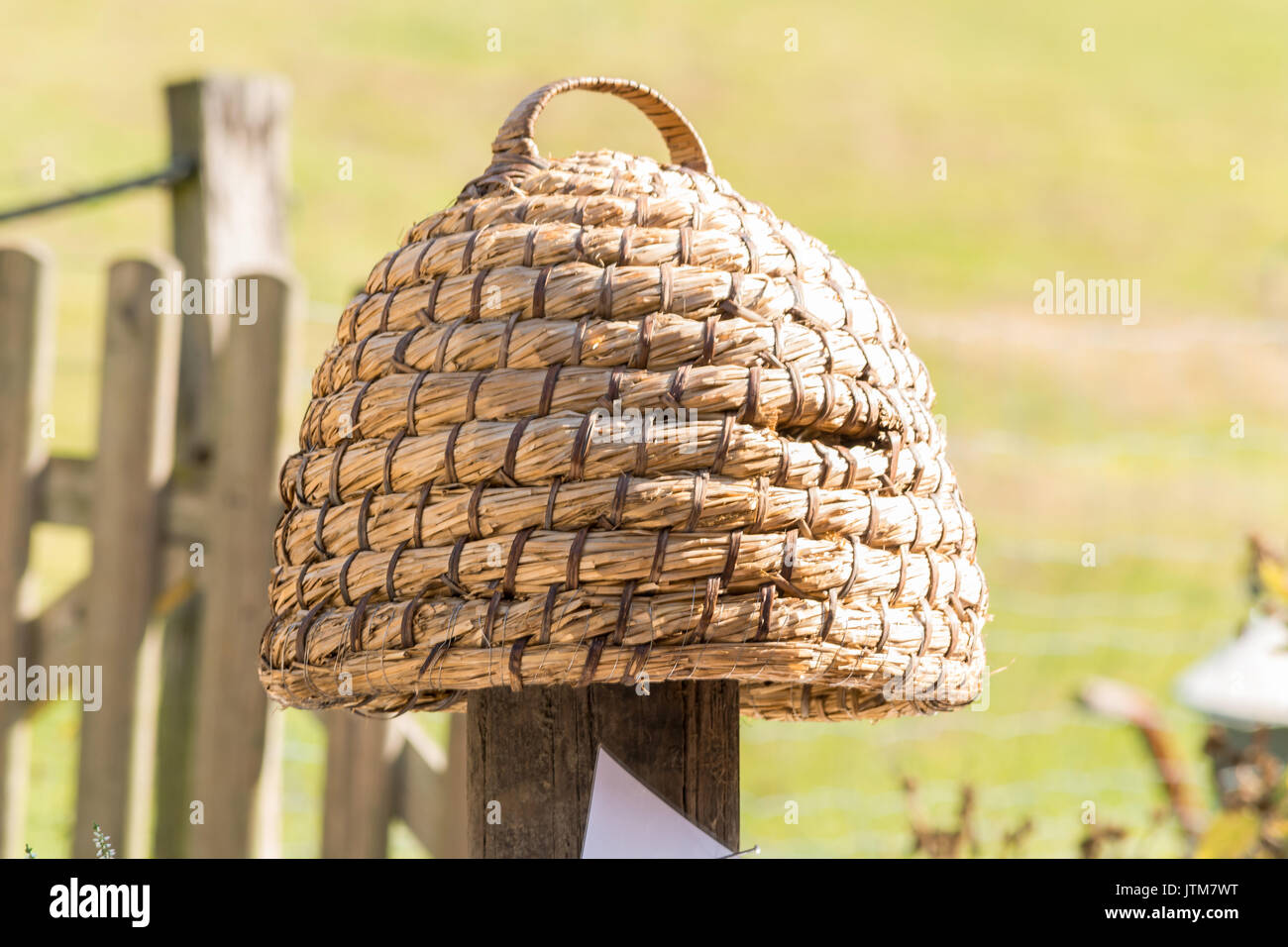 Alter Bienenkorb, Bienenstöcke von Stroh als Korb Bienenhaltung ist eine uralte Tradition. Stockfoto
