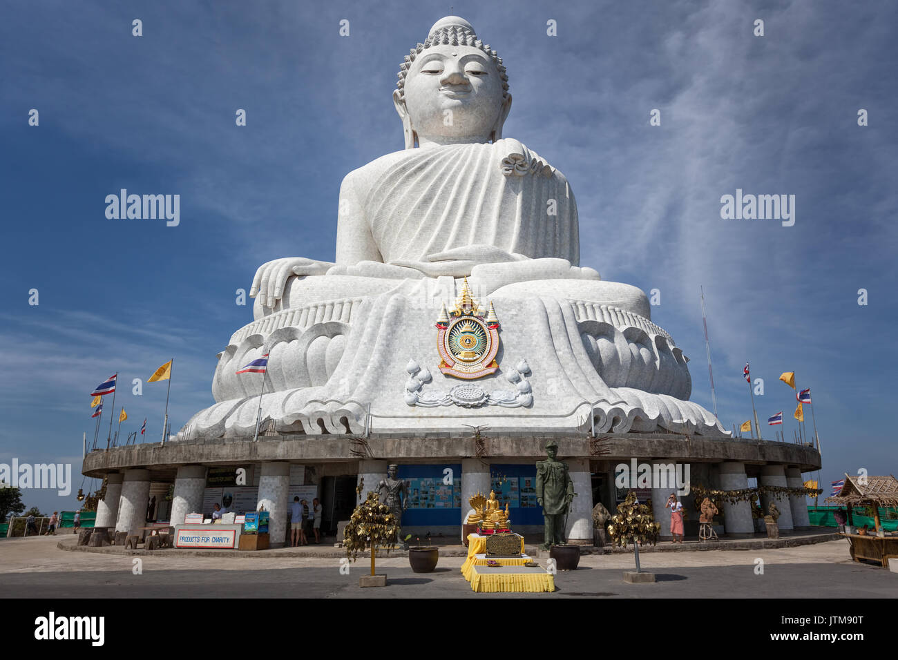 Phuket Big Buddha ist eine riesige weiße Marmorstatue auf dem Gipfel des Nagakerd, Wat Chalong Phuket, Thailand montieren Stockfoto