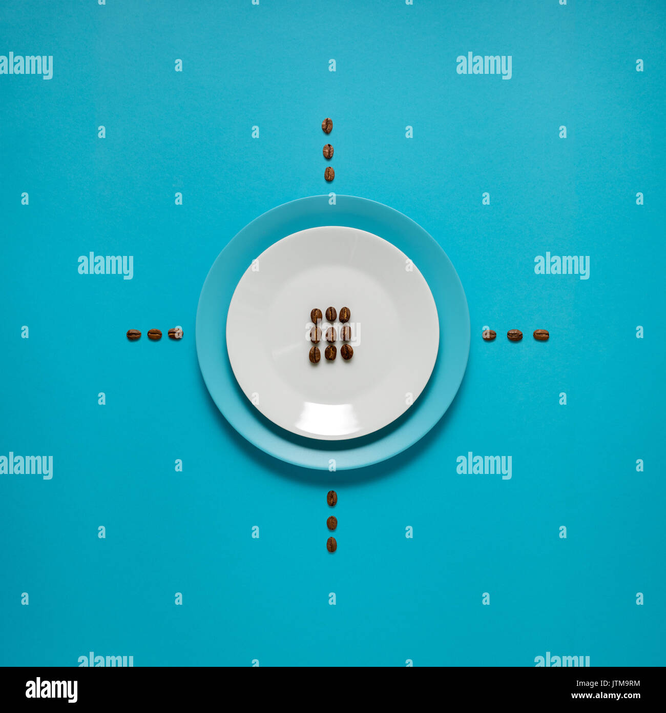 Kreatives Konzept Foto von Küchenutensilien, bemalte Teller mit Essen auf es auf blauem Hintergrund. Stockfoto
