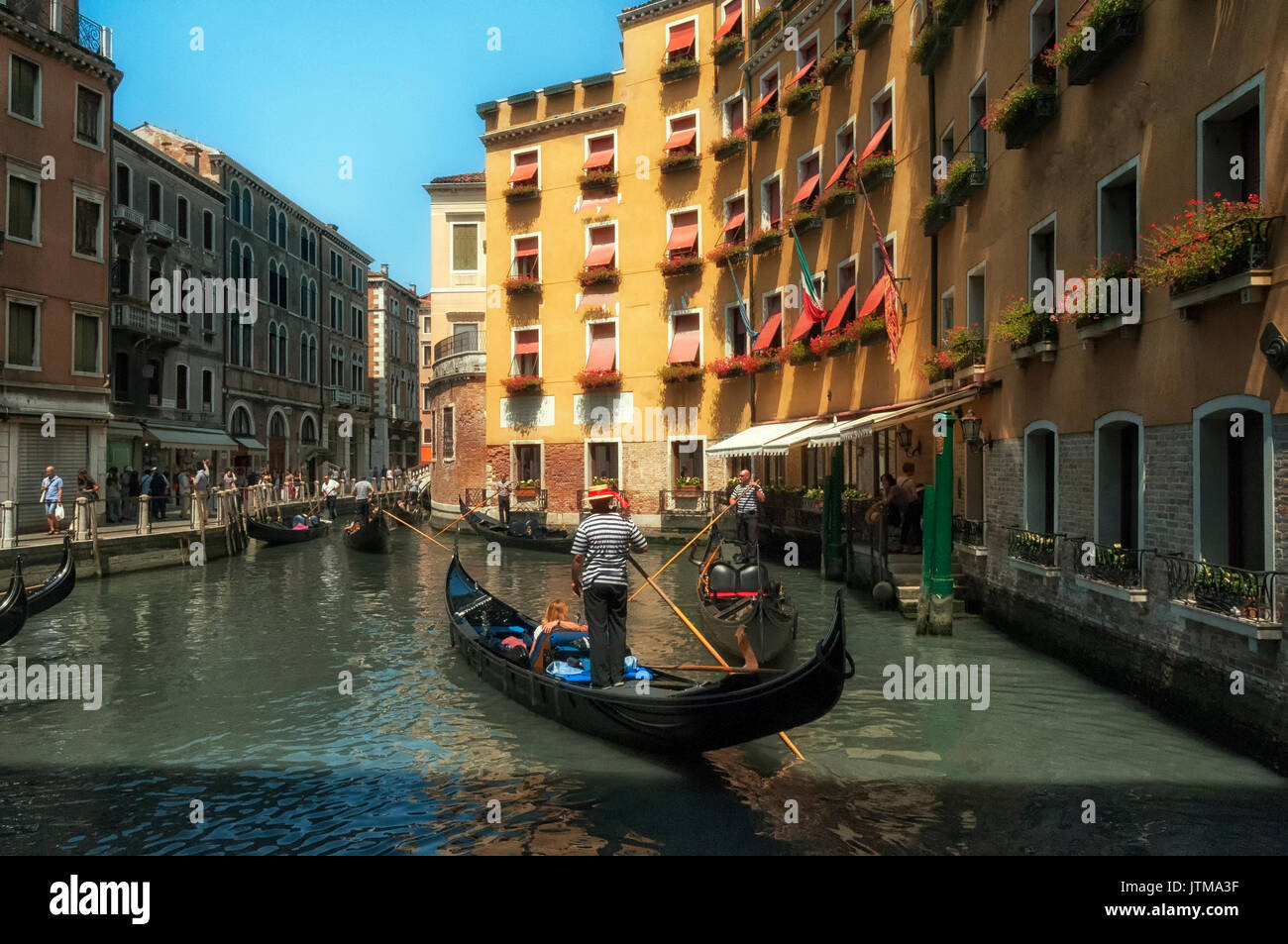 Venezianische Gondolieri und Hotels Stockfoto