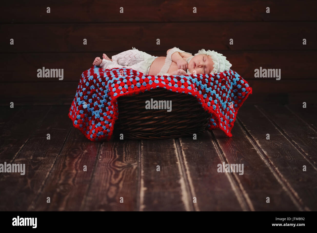 niedlichen Neugeborenen Baby im Korb Stockfoto