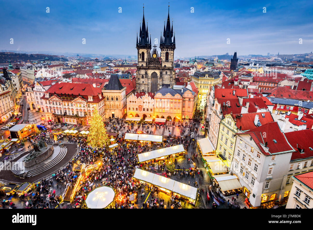 Prag, Tschechische Republik. Weihnachtsmarkt in Stare Mesto alten Platz, die Tyn Kirche, Böhmen. Stockfoto