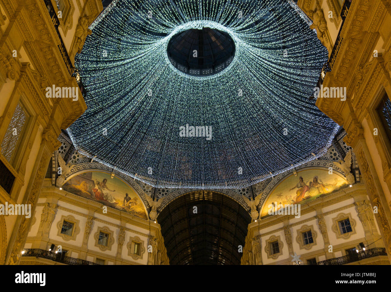 Italien, Lombardei, Mailand, Weihnachtsbeleuchtung in der Galleria Vittorio Emanuele II. Stockfoto