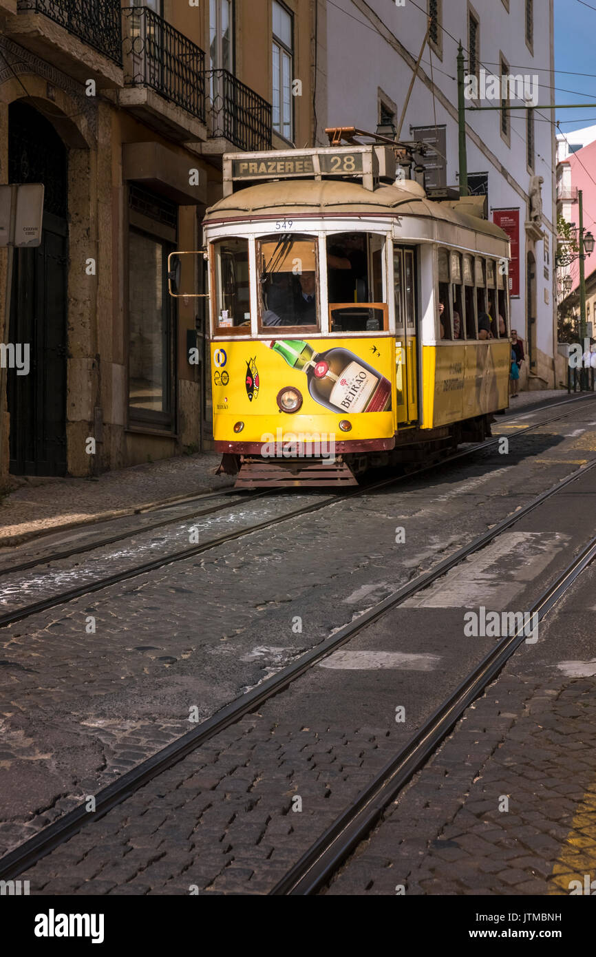 Straßenbahn 28 Service durch die historischen Teile von Lissabon, Portugal läuft Stockfoto
