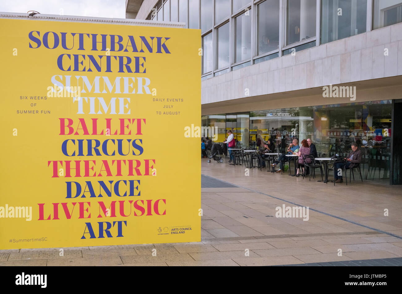 Werbung board Auflistung Unterhaltung Arten außerhalb der Southbank Centre Royal Festival Hall, London, England, Großbritannien Stockfoto