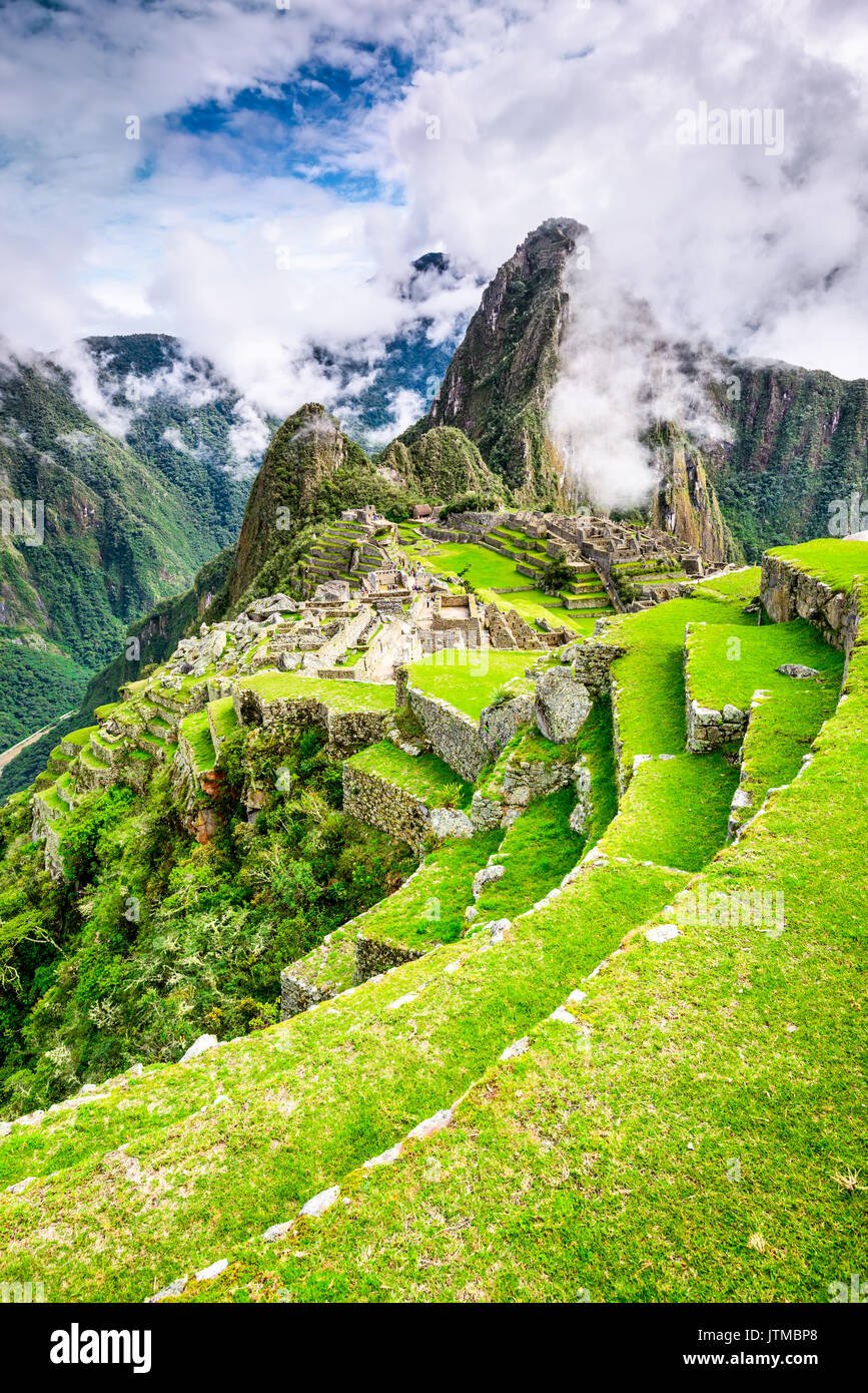 Machu Picchu in Peru mit Ruinen von Inca Empire Huaynapicchu Berg im Heiligen Tal Cusco Erbe von Südamerika. Stockfoto