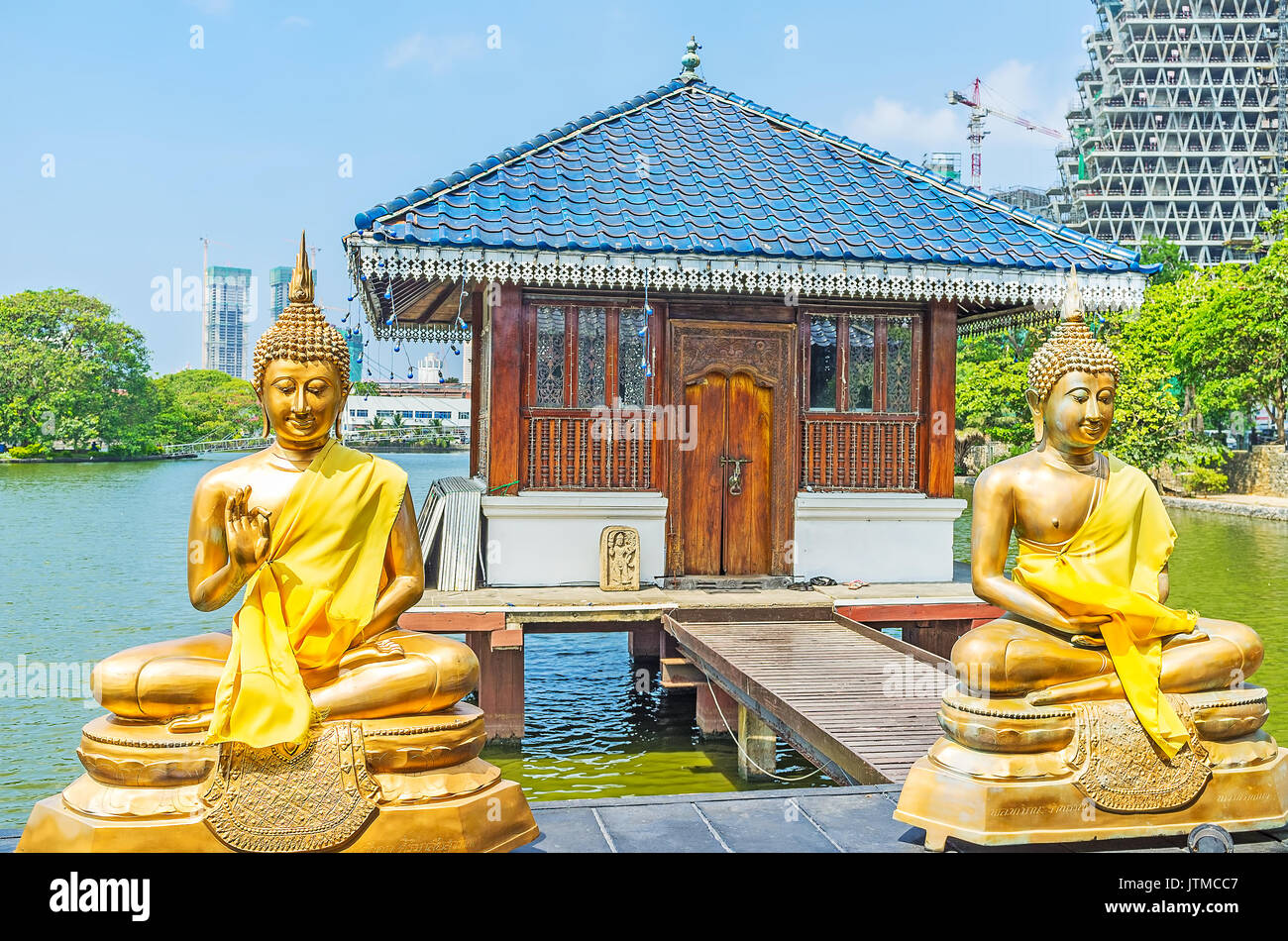 Golden Buddha Statuen und der seitlichen Plattform von Seema Malaka Tempel auf Beira Lake in Colombo, Sri Lanka. Stockfoto