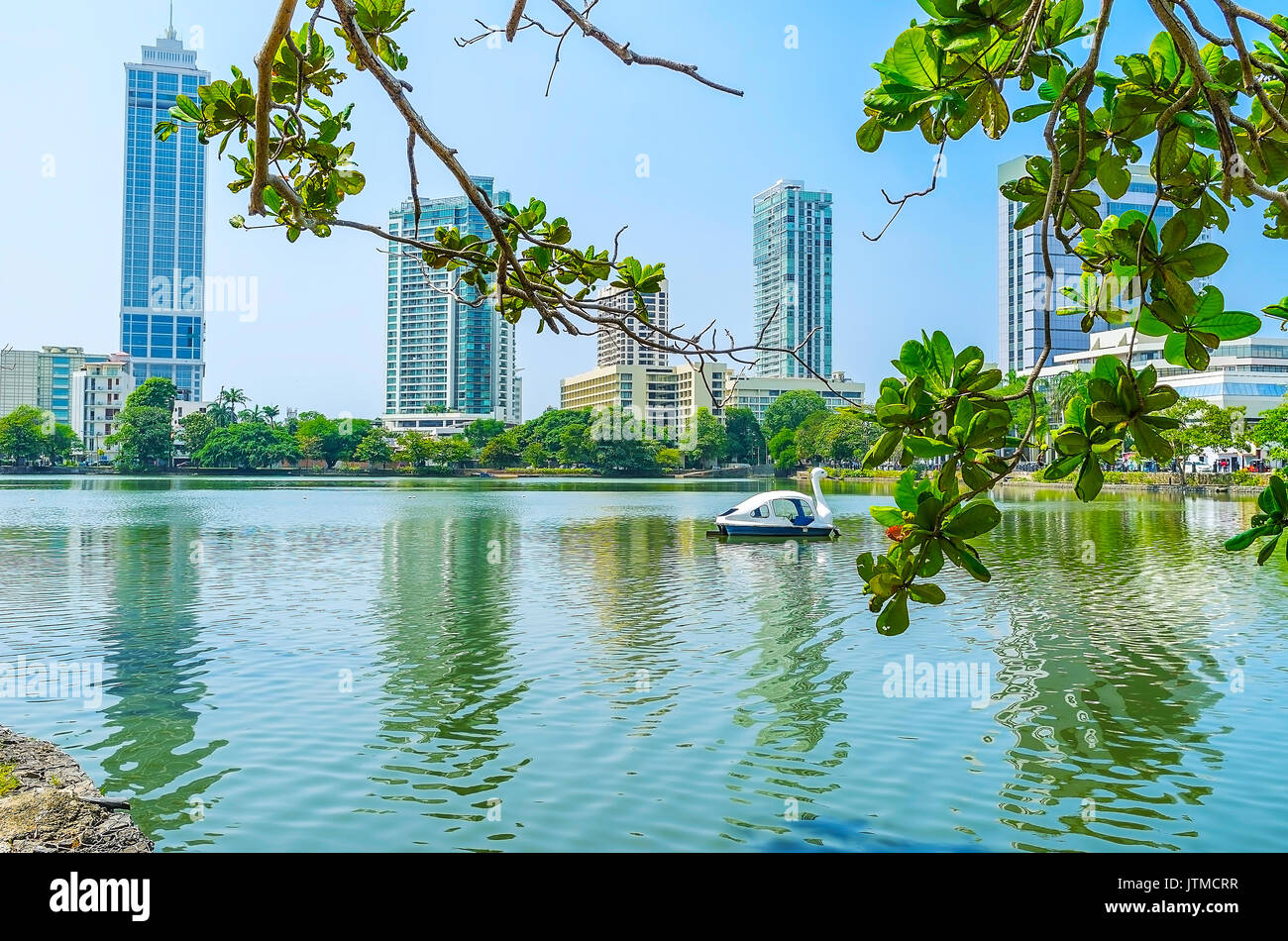 Beira See bietet viele Sehenswürdigkeiten - Ausflüge auf Swan Katamarane, in Gangaramaya Island Park oder besuchen Sie Seema Malaka See Tempel entspannen, Colombo, Sri Lanka. Stockfoto